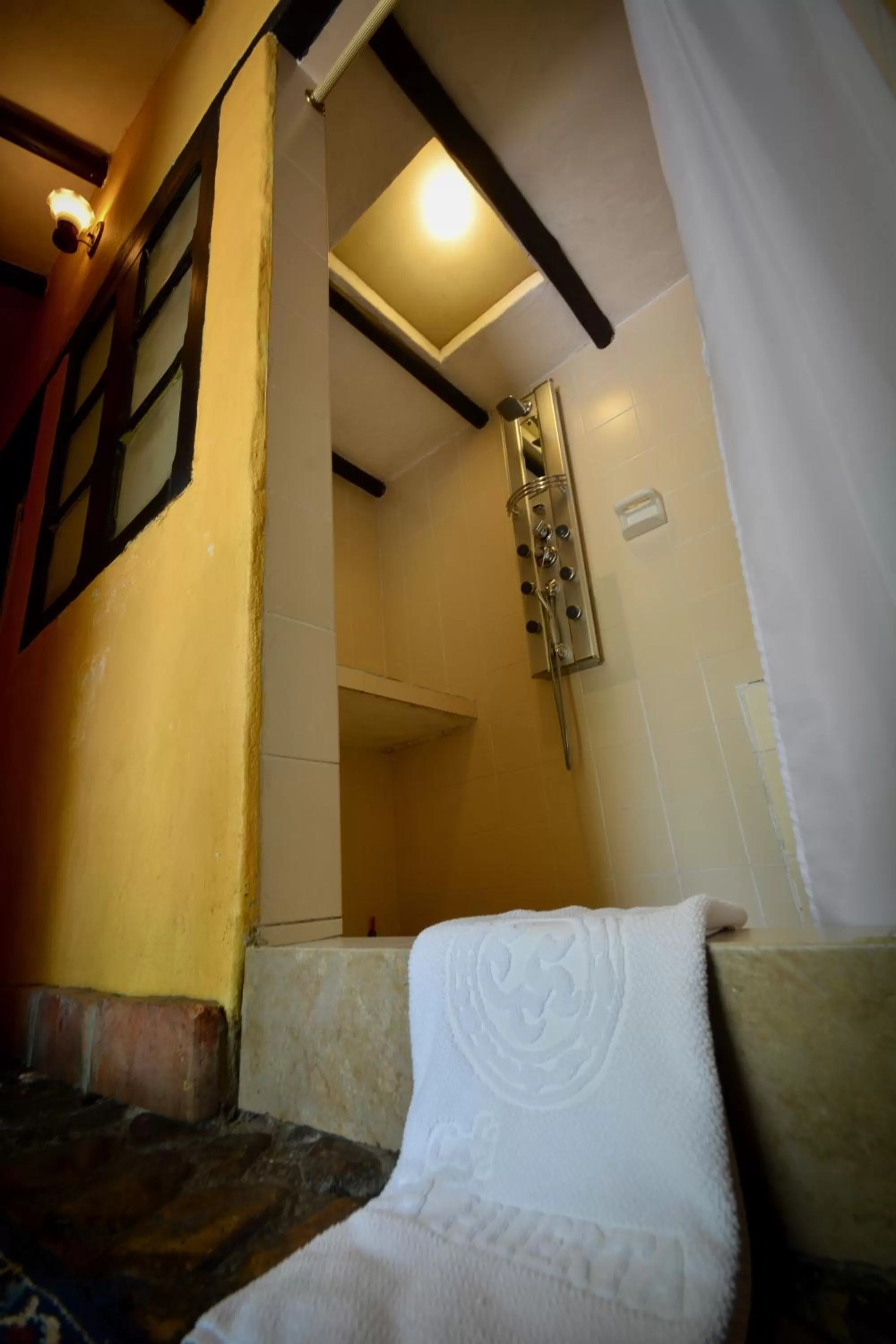 Shower, Bed in Posada Cafe La Huerta