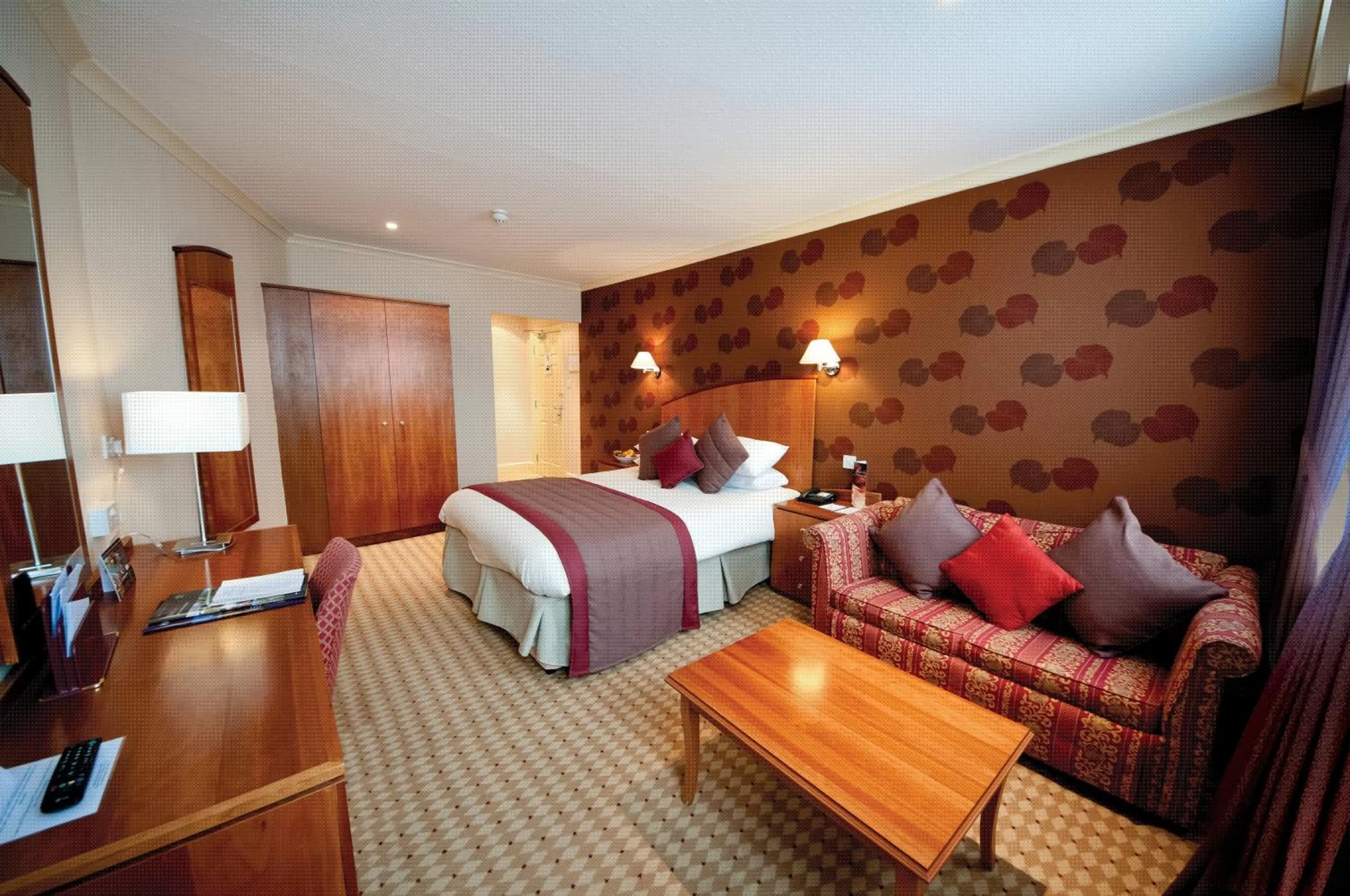 Photo of the whole room, Bed in Crown & Mitre Hotel
