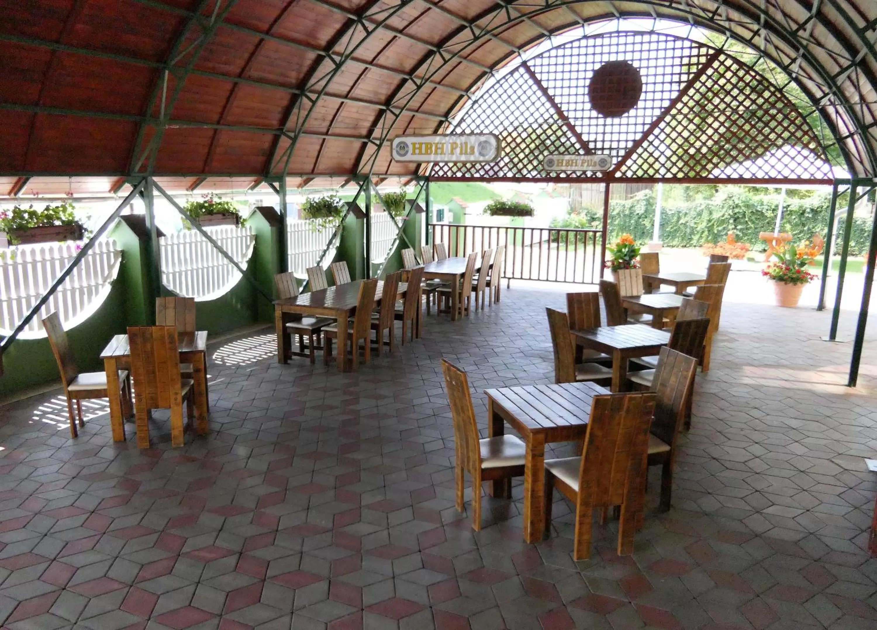Restaurant/places to eat in HBH Bajor Sörház Sólyomfészek Panzió
