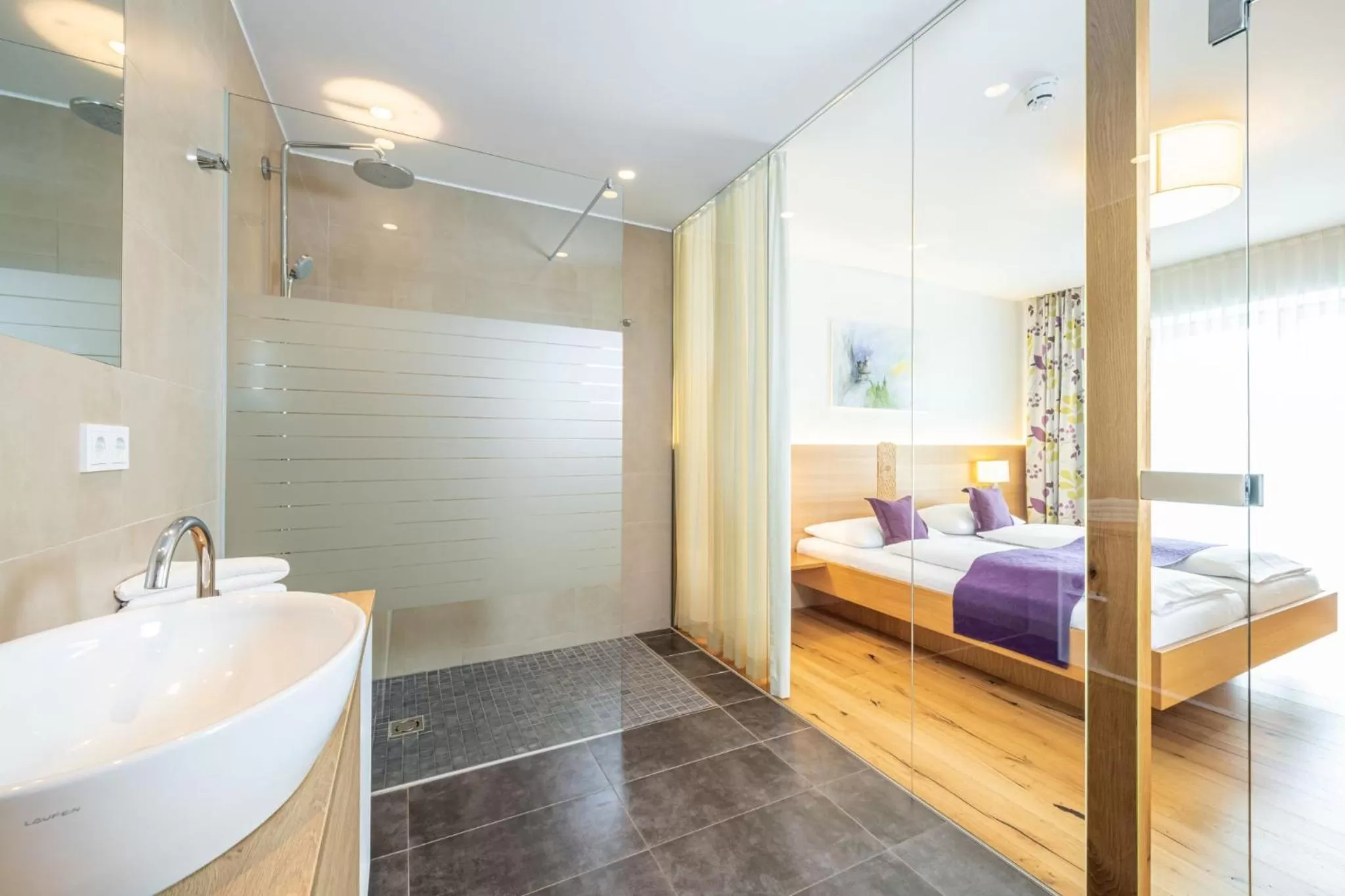 Shower, Bed in Hotel Loy