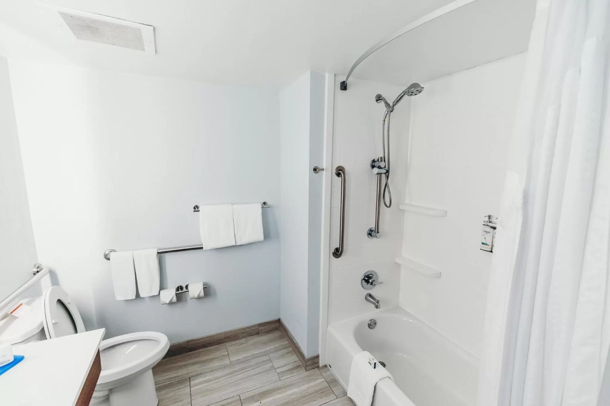 Bathroom in Holiday Inn Express Atlanta - Northeast I-85 - Clairmont Road by IHG