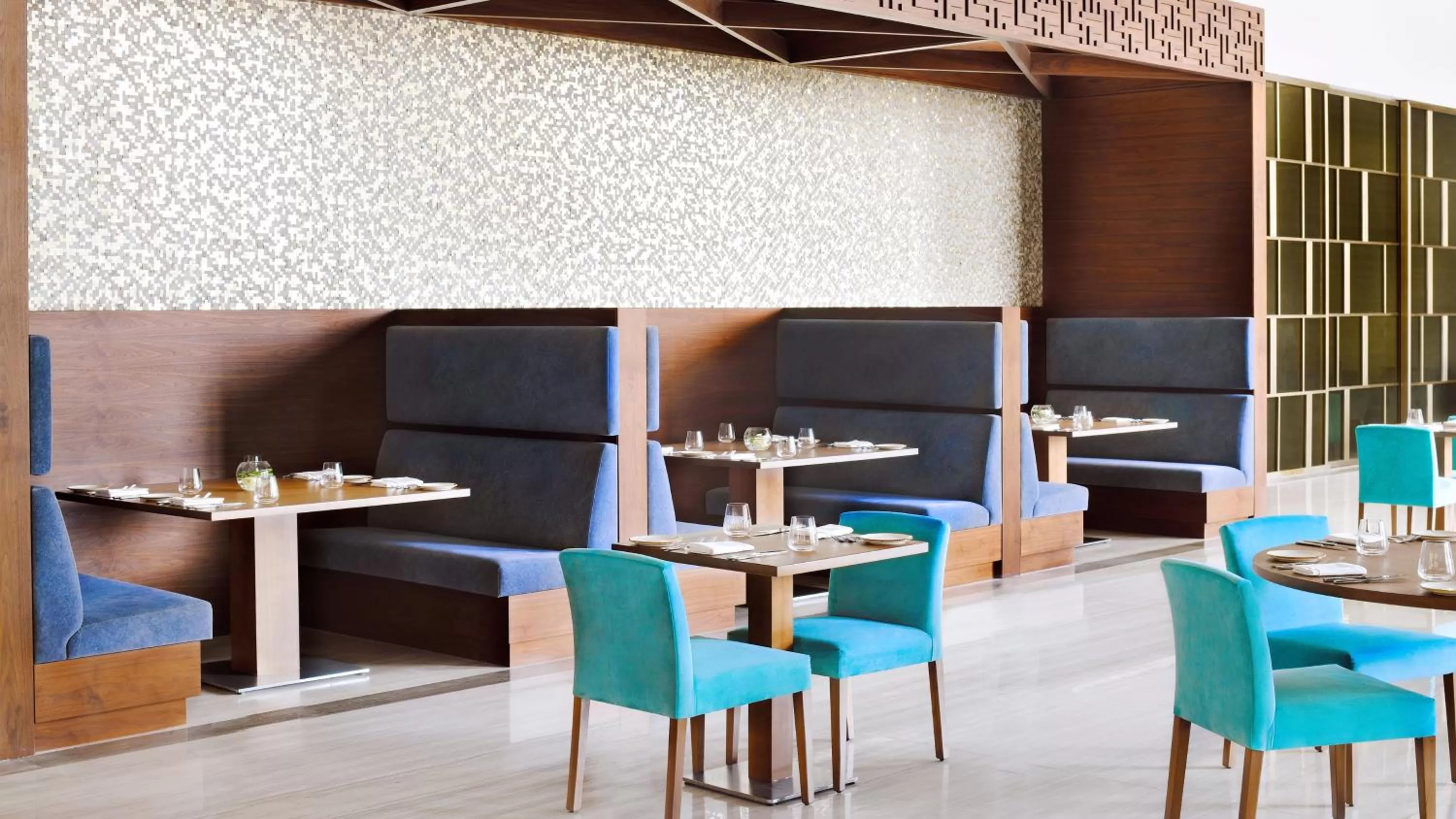 Lobby or reception in Holiday Inn Dubai Al-Maktoum Airport by IHG