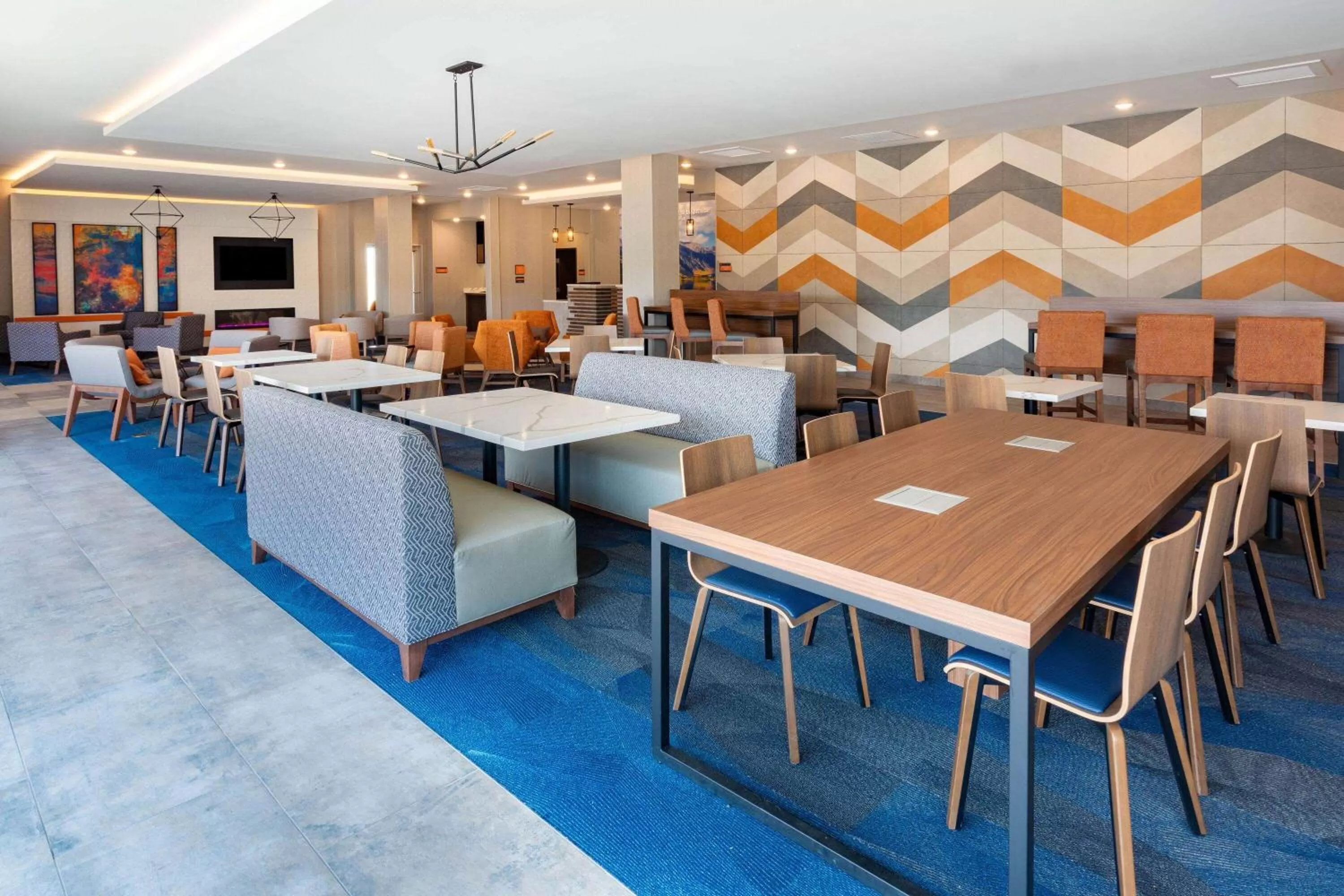 Restaurant/places to eat in La Quinta Inn & Suites Limon by Wyndham