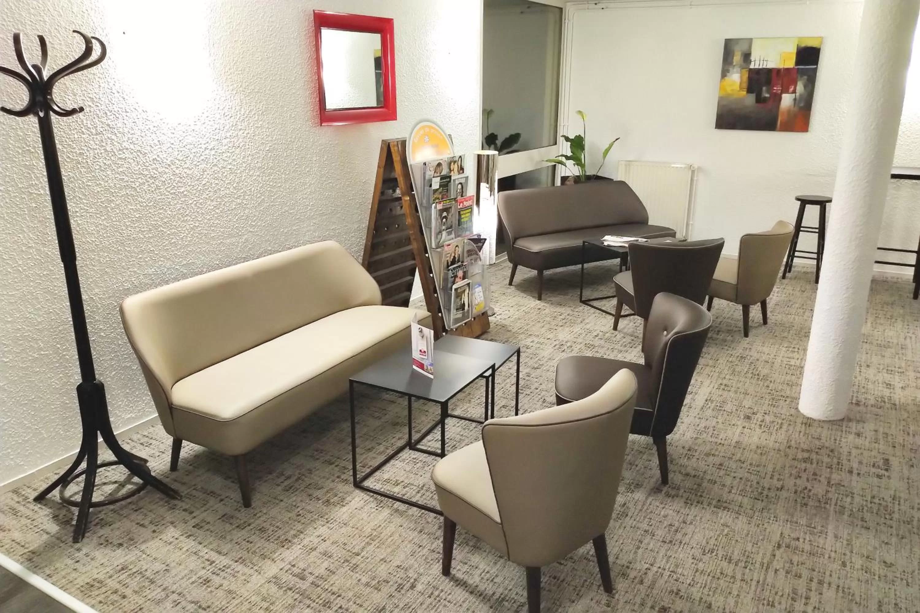 Lounge or bar in Brit Hotel Reims La Pompelle