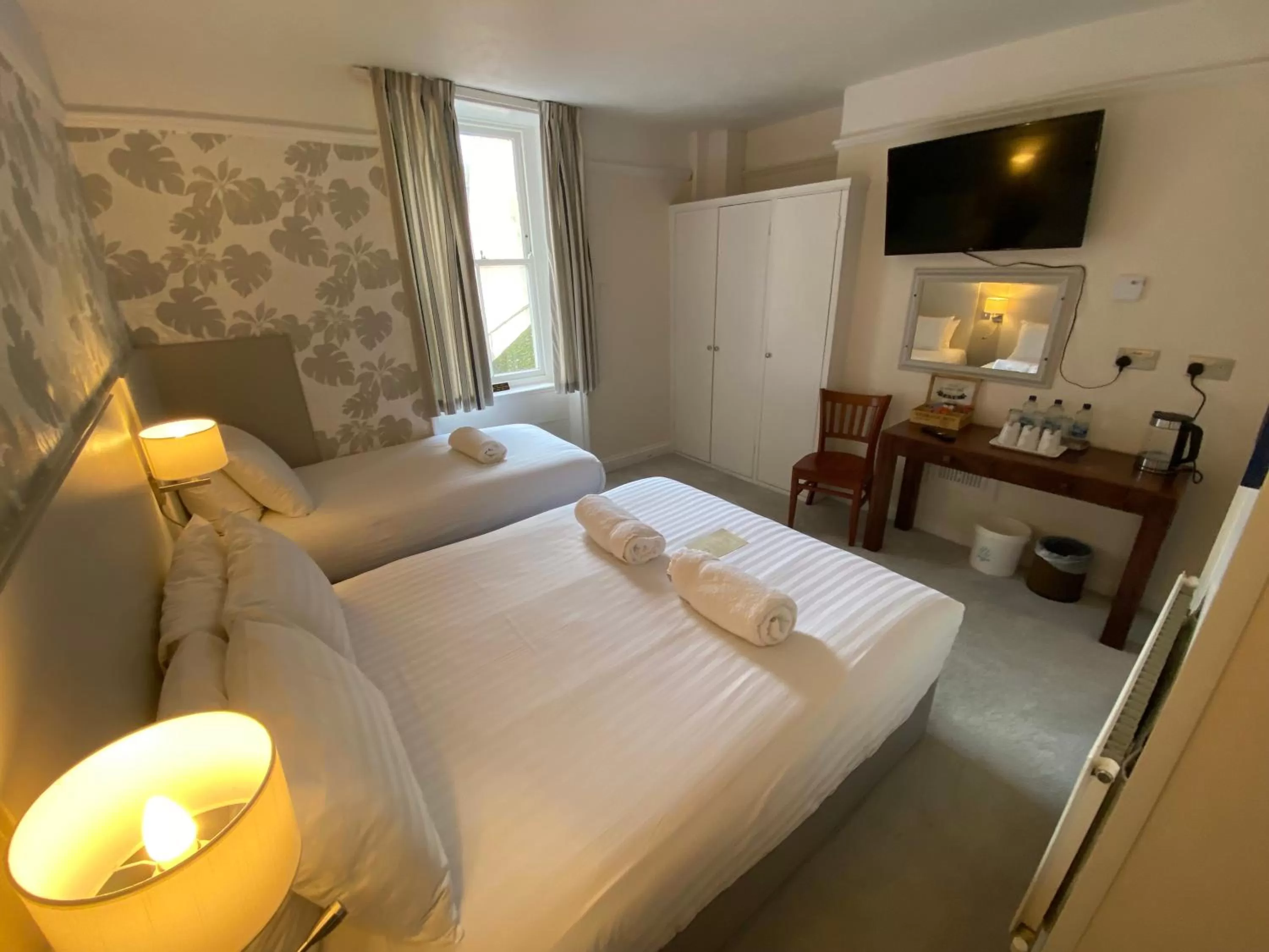 Bedroom, Bed in Alexandra Hotel