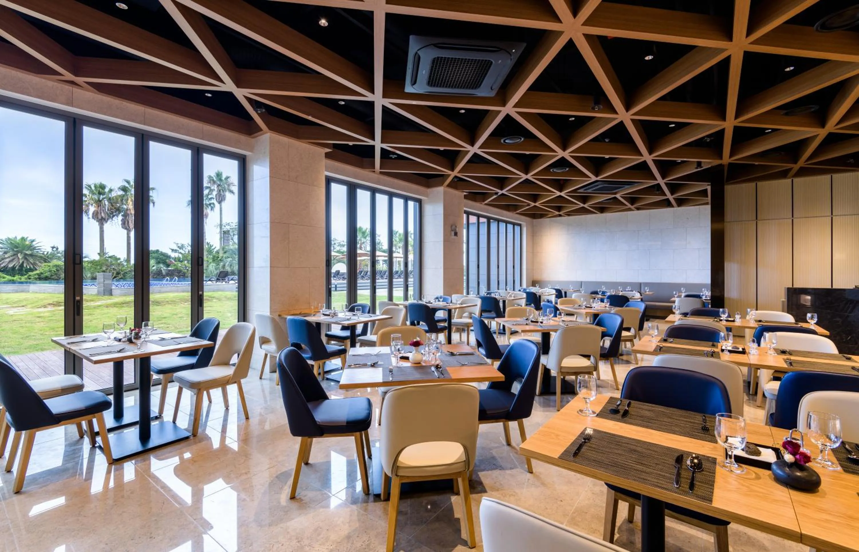 Restaurant/places to eat in The Grand Sumorum