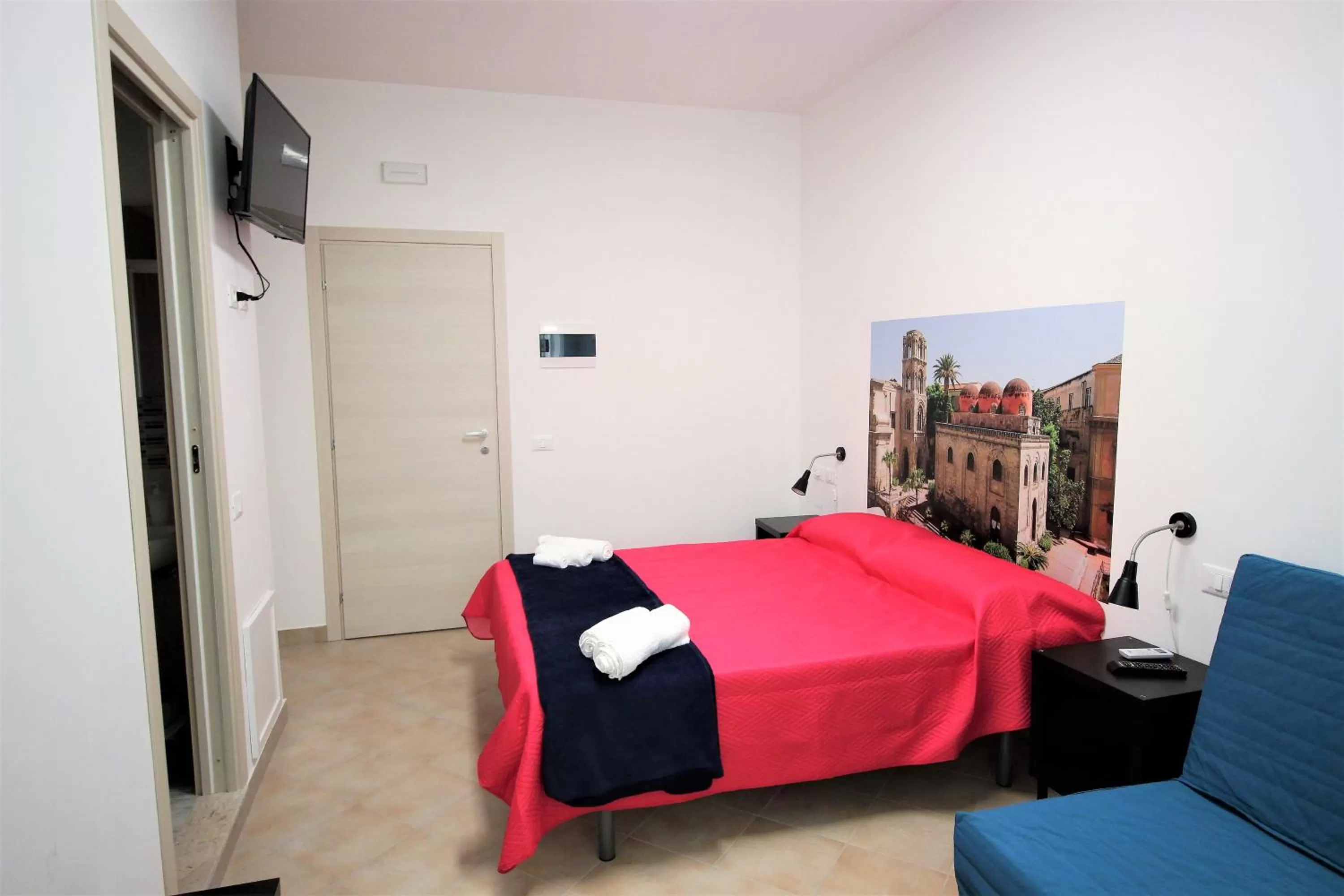 Photo of the whole room, Bed in B&B Into Palermo Rooms vicino al teatro Massimo
