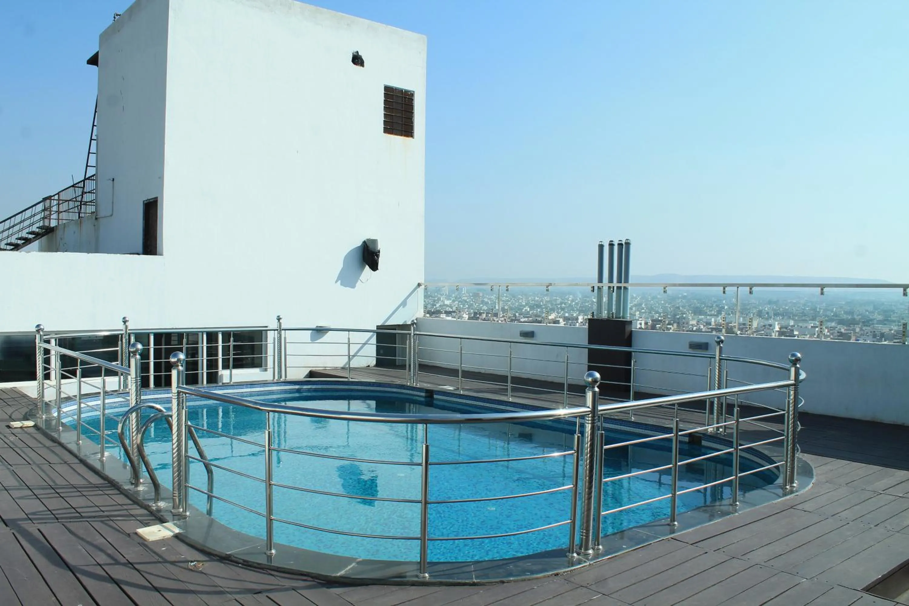 Swimming pool in The Park Classic