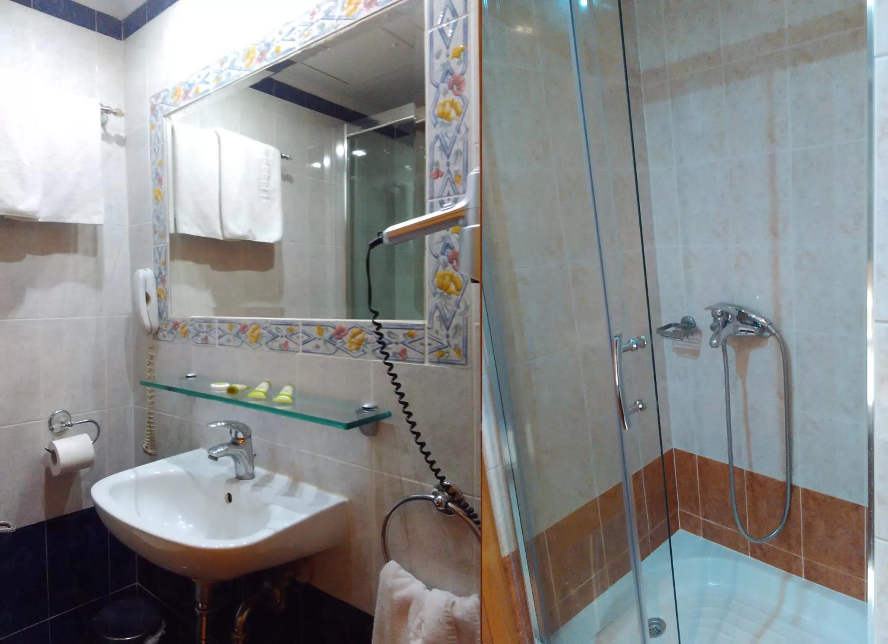 Shower in Nefeli Hotel Alimos