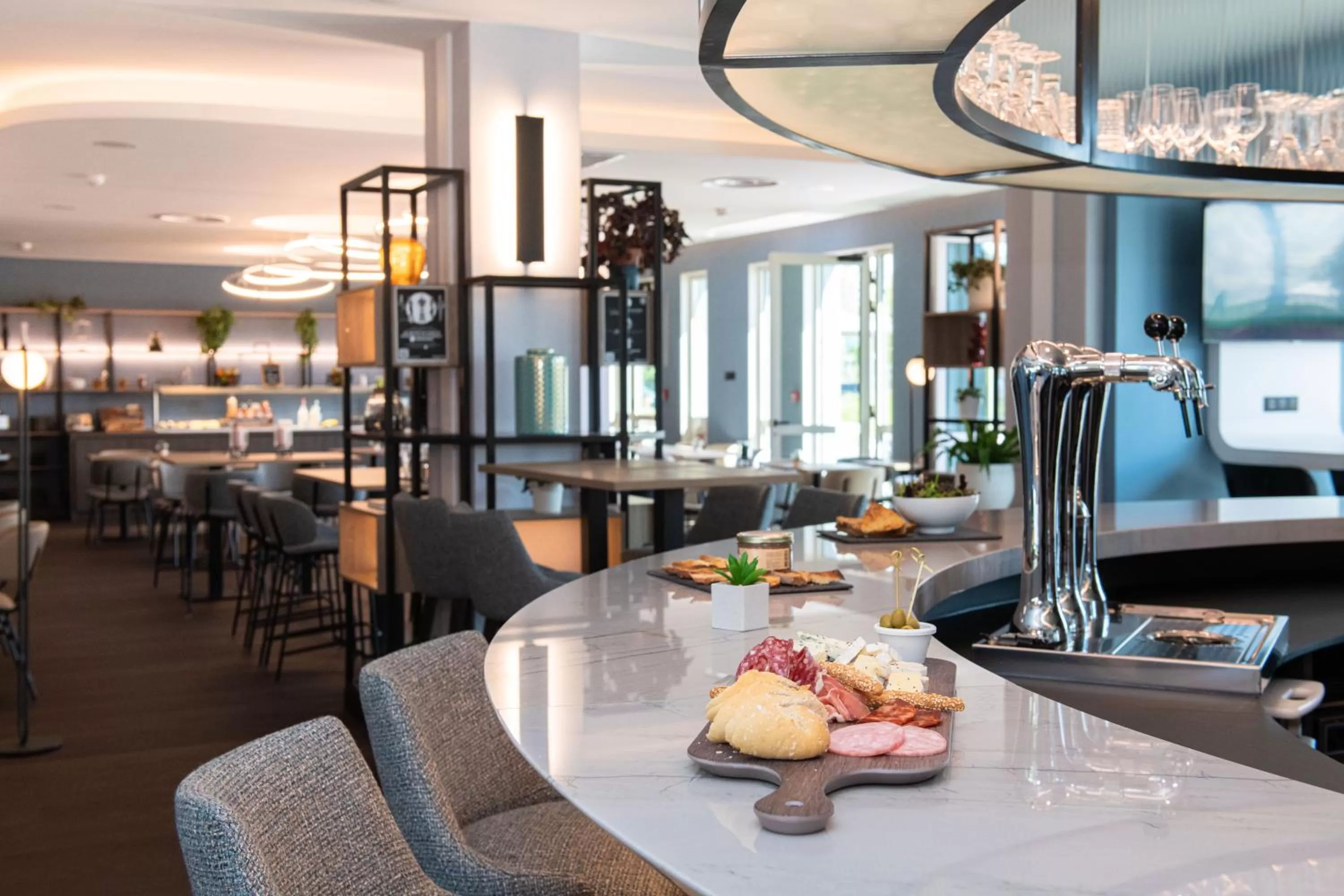 Restaurant/places to eat in Campanile Smart Lyon Est - Eurexpo Bron Aviation