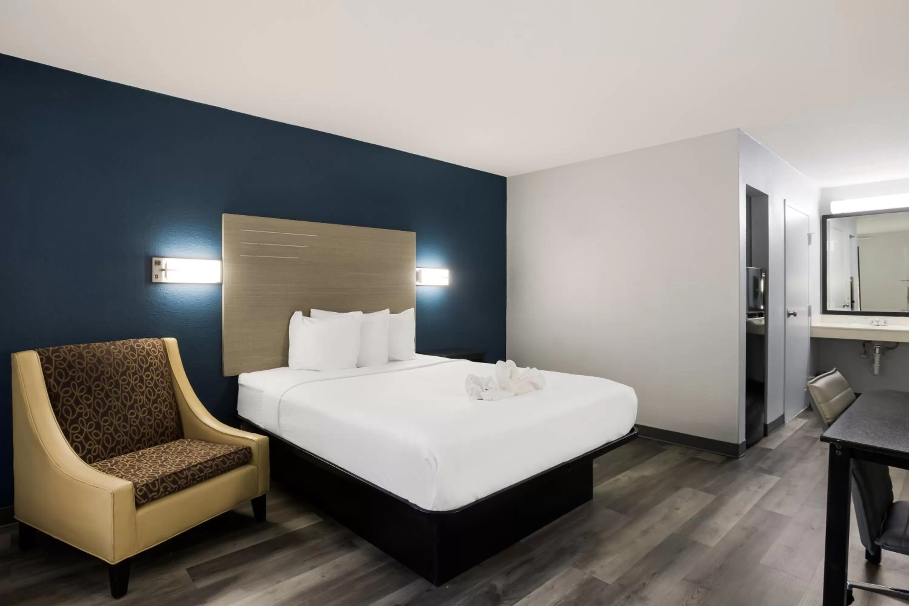 Bed in Suburban Studios Hinesville - Fort Stewart Area