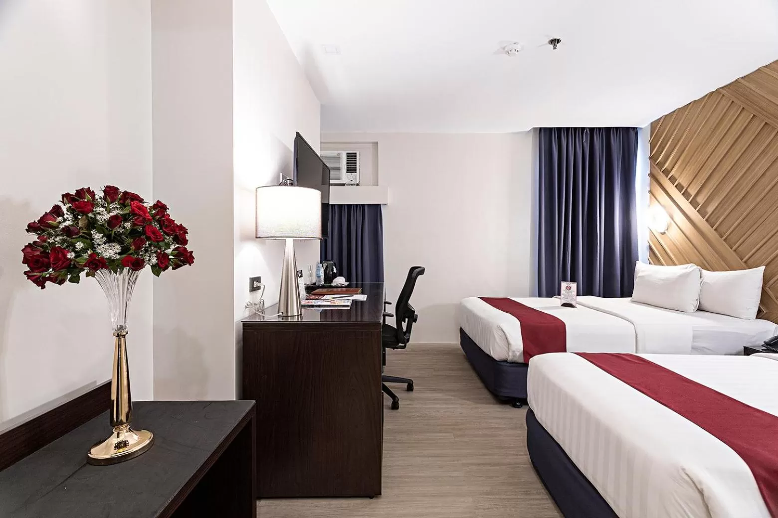 Shower, Bed in Sarrosa International Hotel and Residential Suites