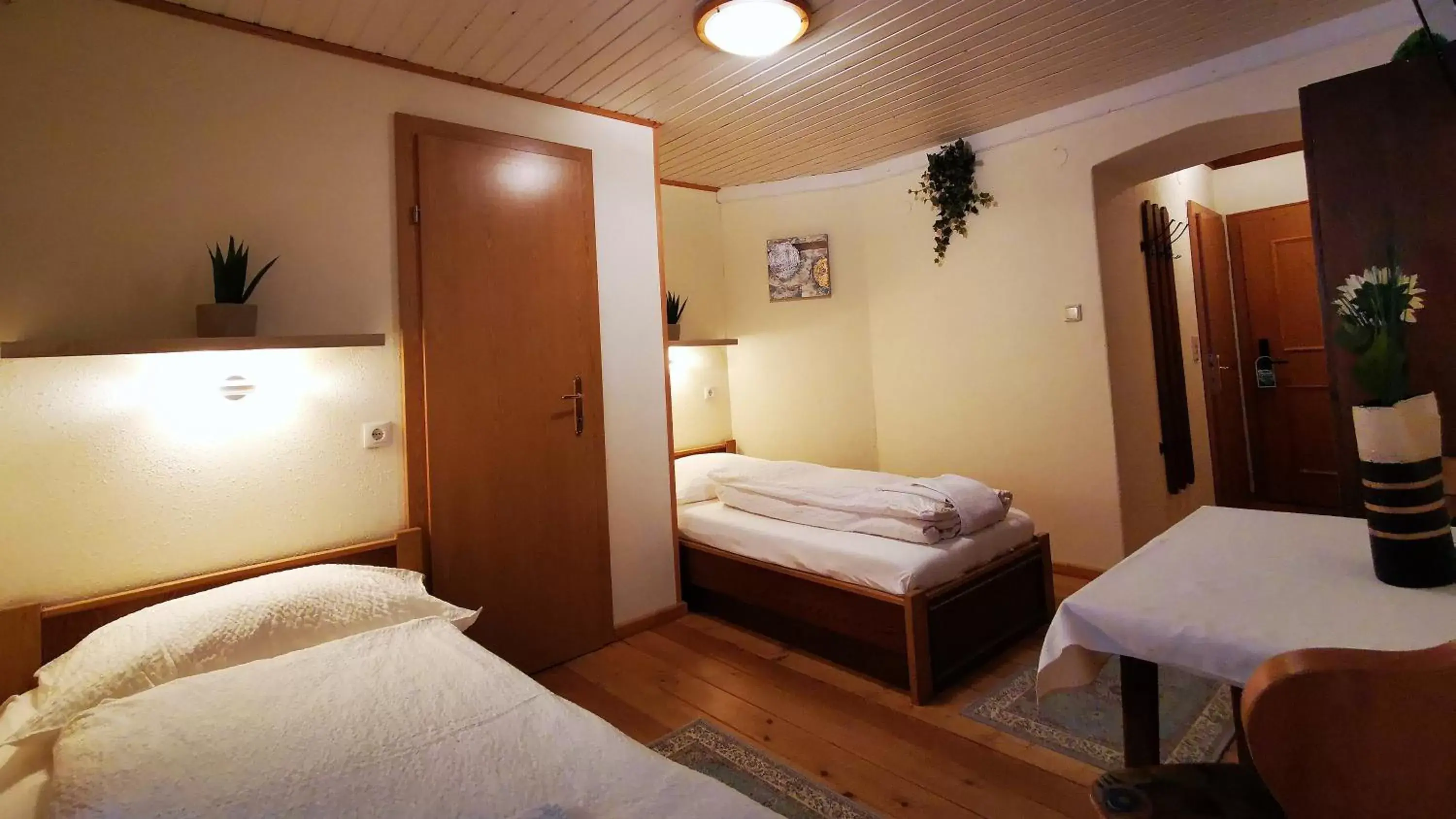 Budget Twin Room in Gasthof Geronimo Budget Twin Room in Gasthof Geronimo