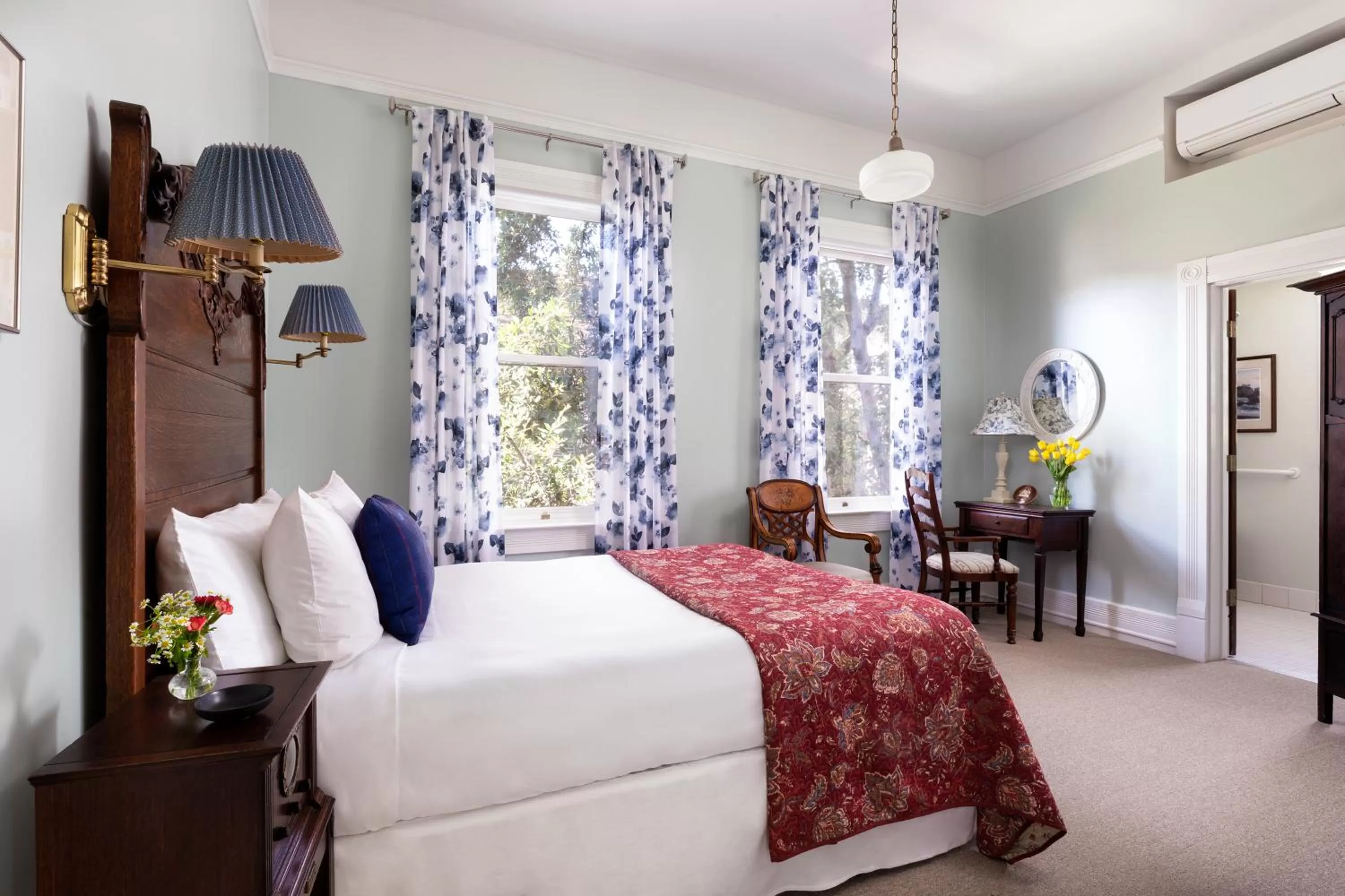 Bed in Garden Street Inn Downtown San Luis Obispo, A Kirkwood Collection Hotel