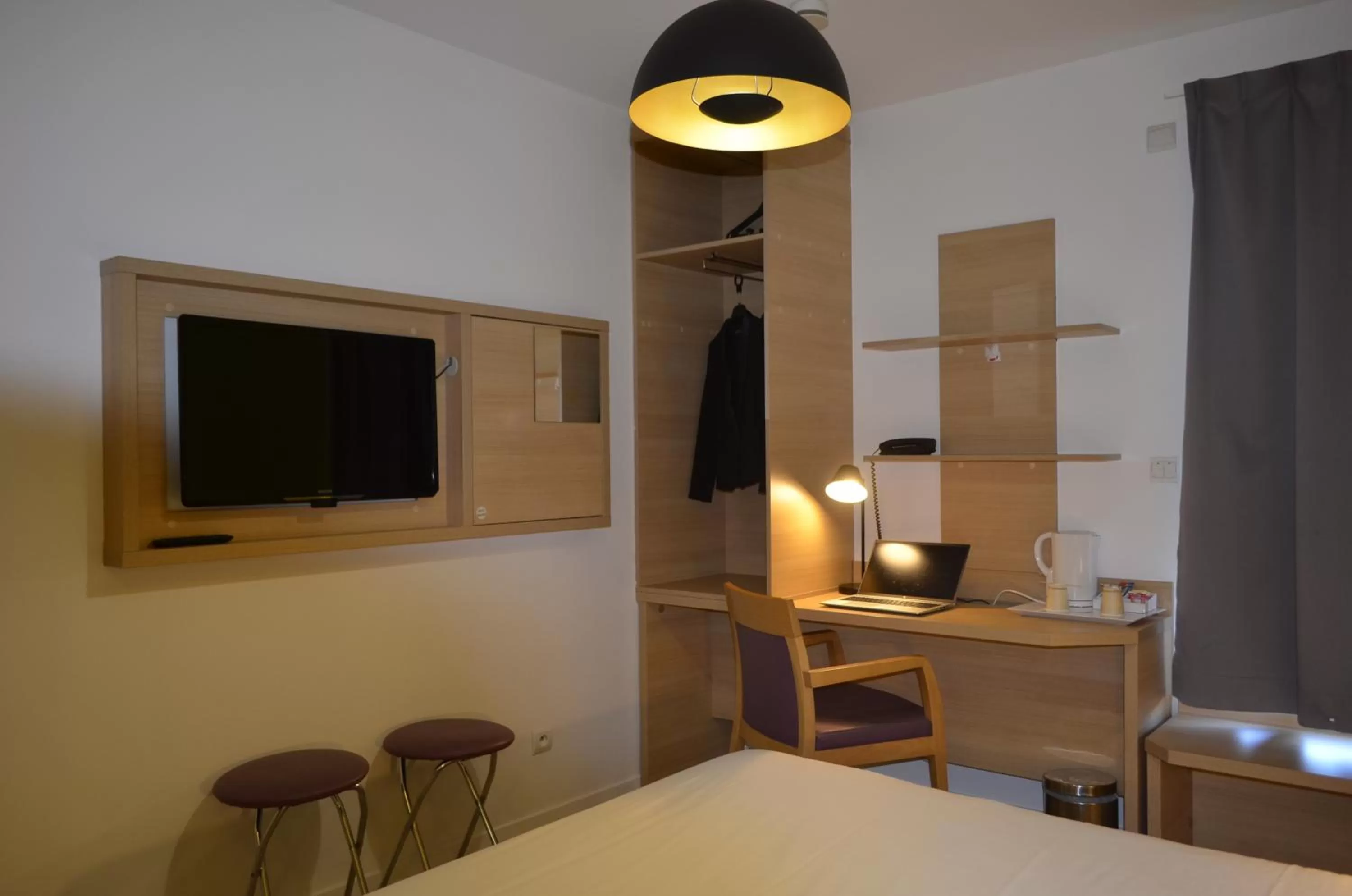 TV and multimedia, Bed in EastLodge Lyon Est Eurexpo