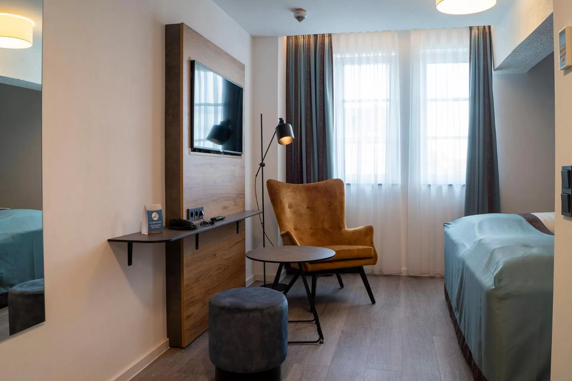 TV and multimedia, Bed in Trip Inn Hotel & Suites Essen