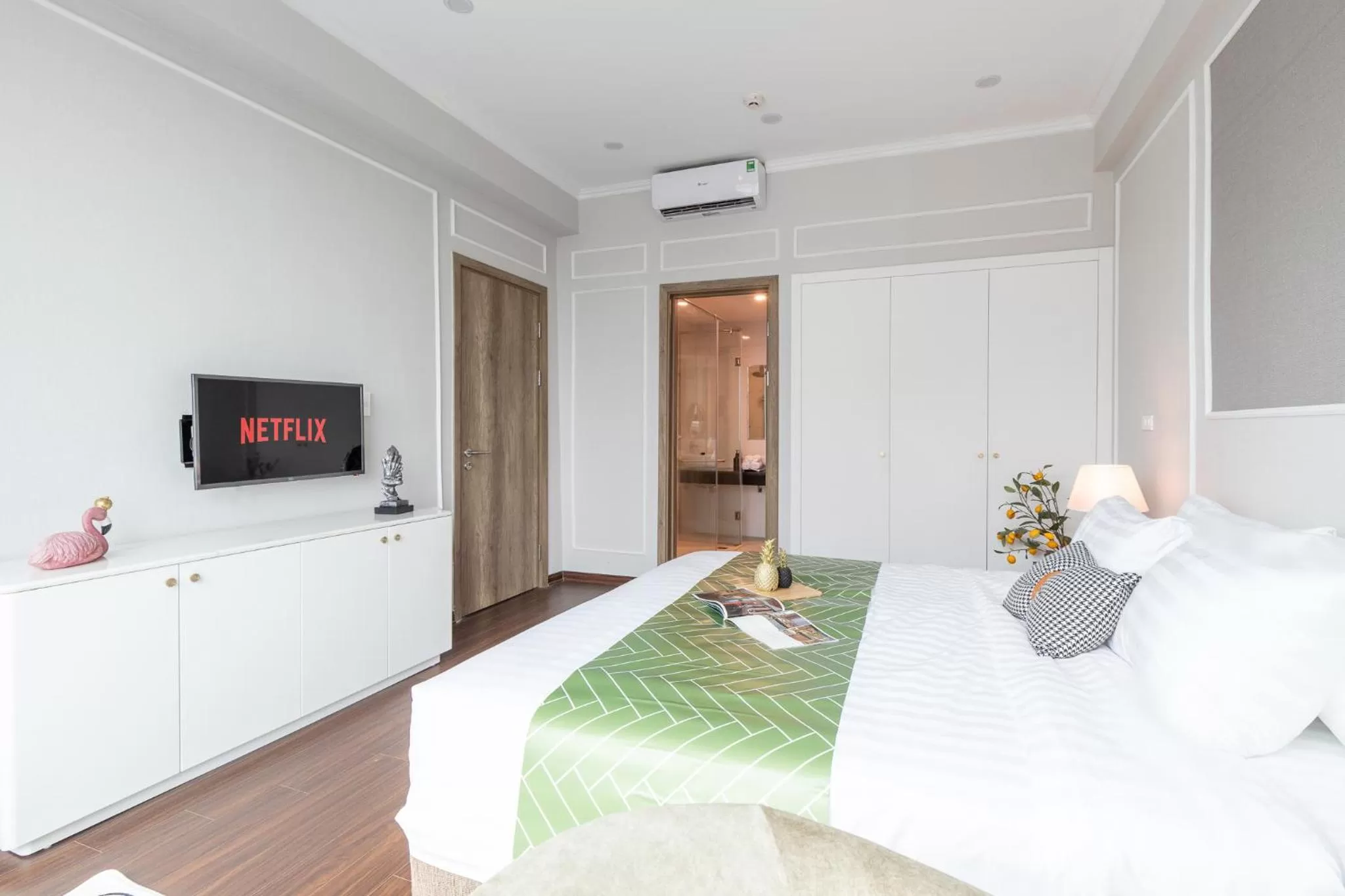 TV and multimedia, TV/Entertainment Center in Ivy Hotel & Apartment