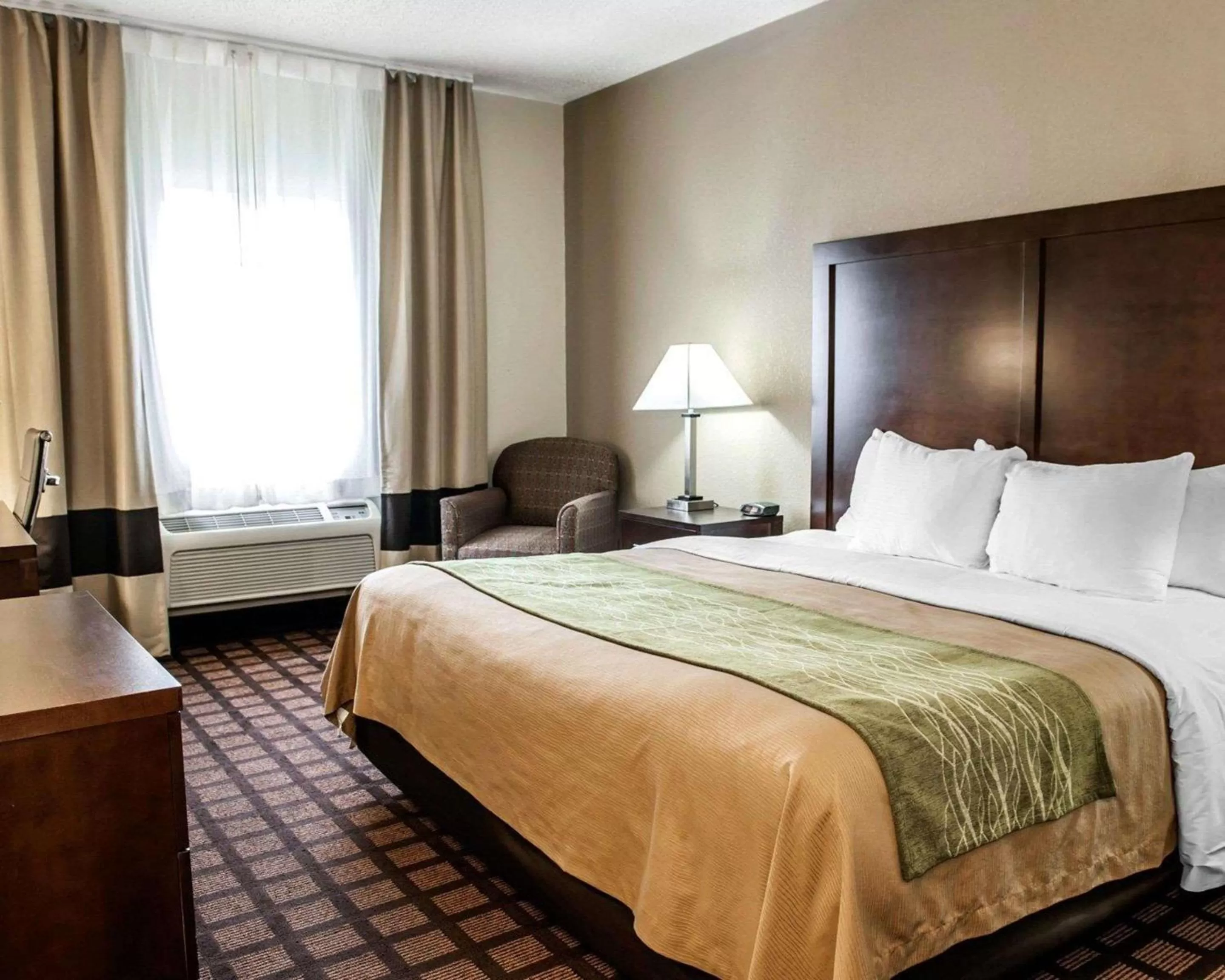 Photo of the whole room, Bed in Baymont by Wyndham Richmond I-70