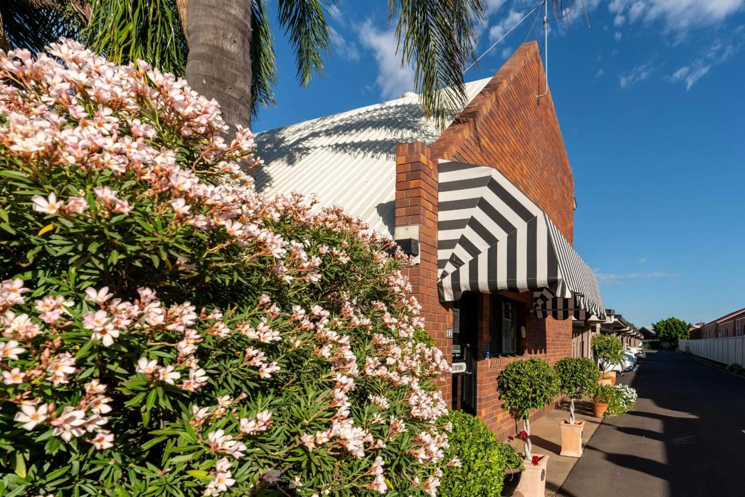 Property building in Country Pathfinder Motor Inn