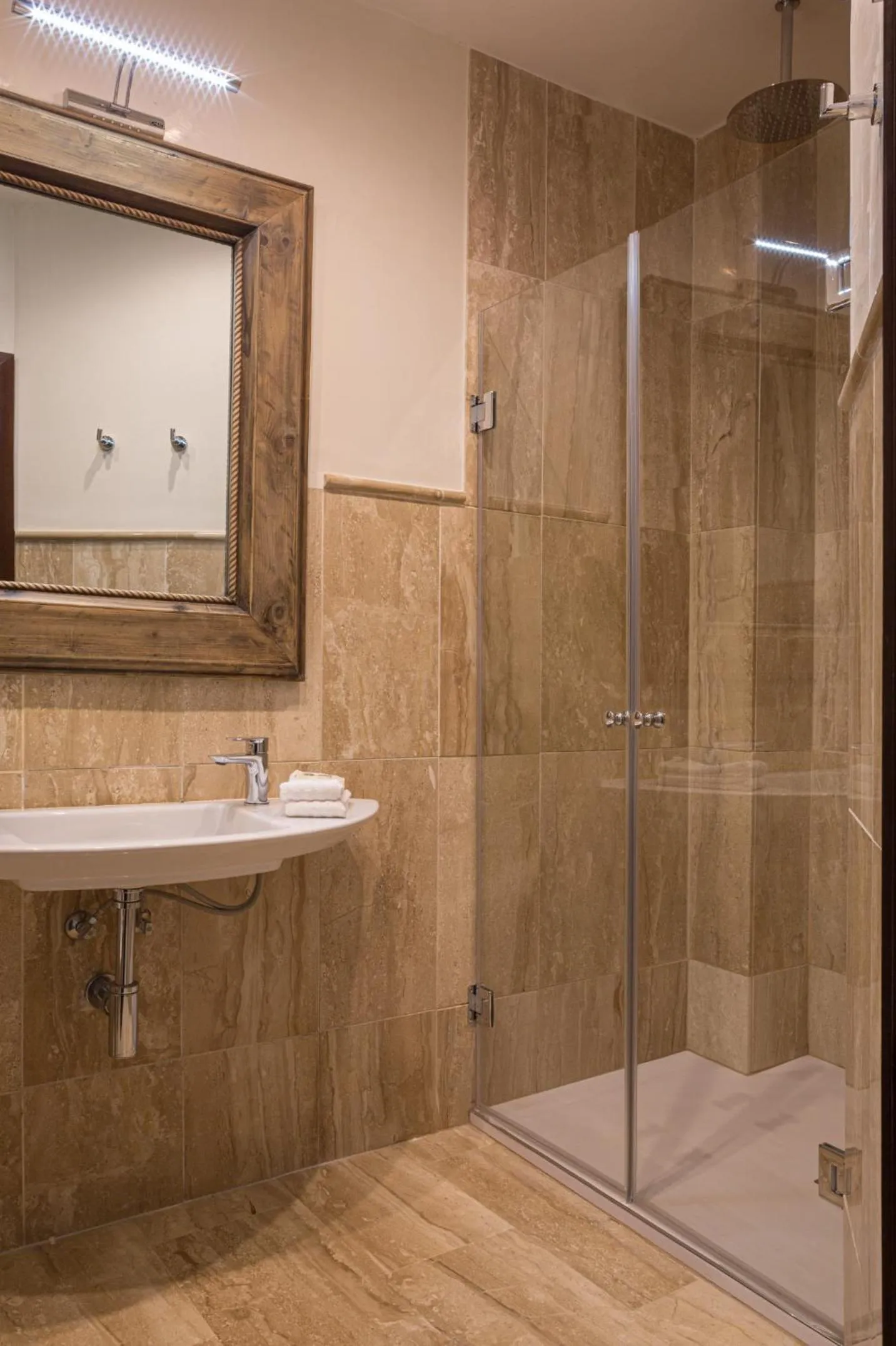 Shower in Puerta Catedral Apartments