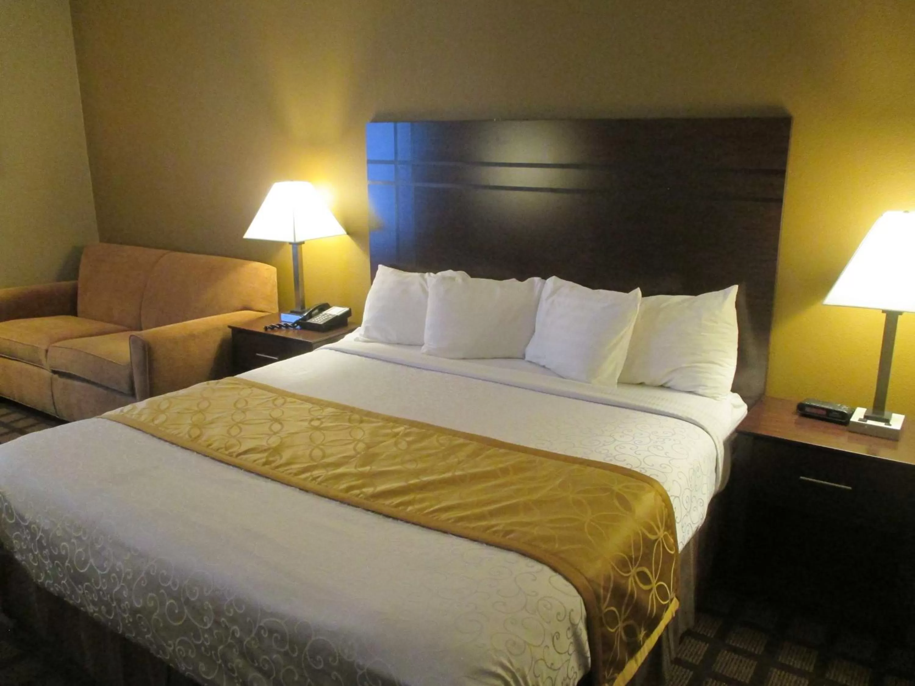 King Suite with Sofa Bed - Non-Smoking in Best Western Plaza Hotel Saugatuck