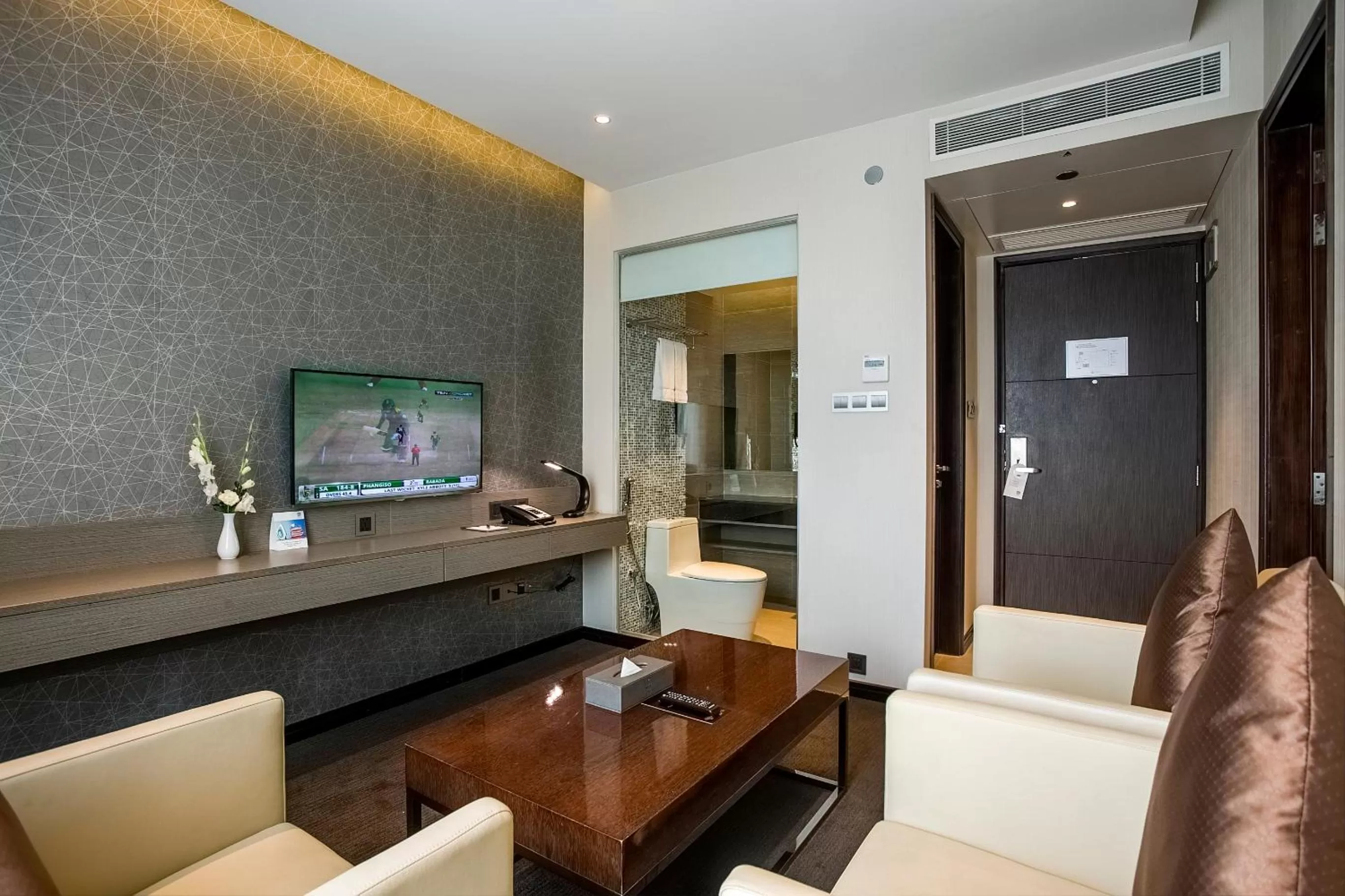 Living room in Best Western Plus Maple Leaf