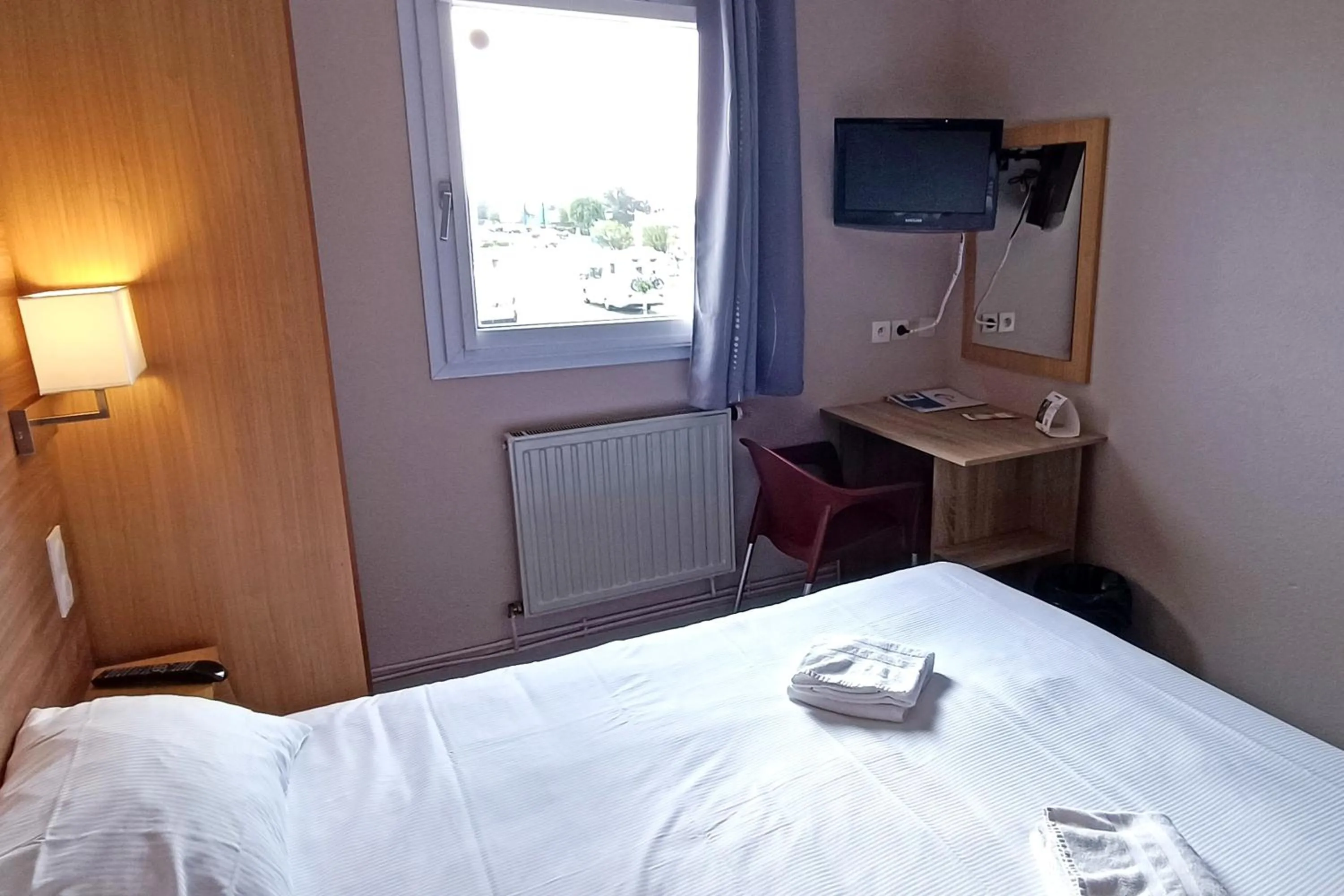 Bed in The Originals Access, Hôtel les Iris, Berck-sur-Mer