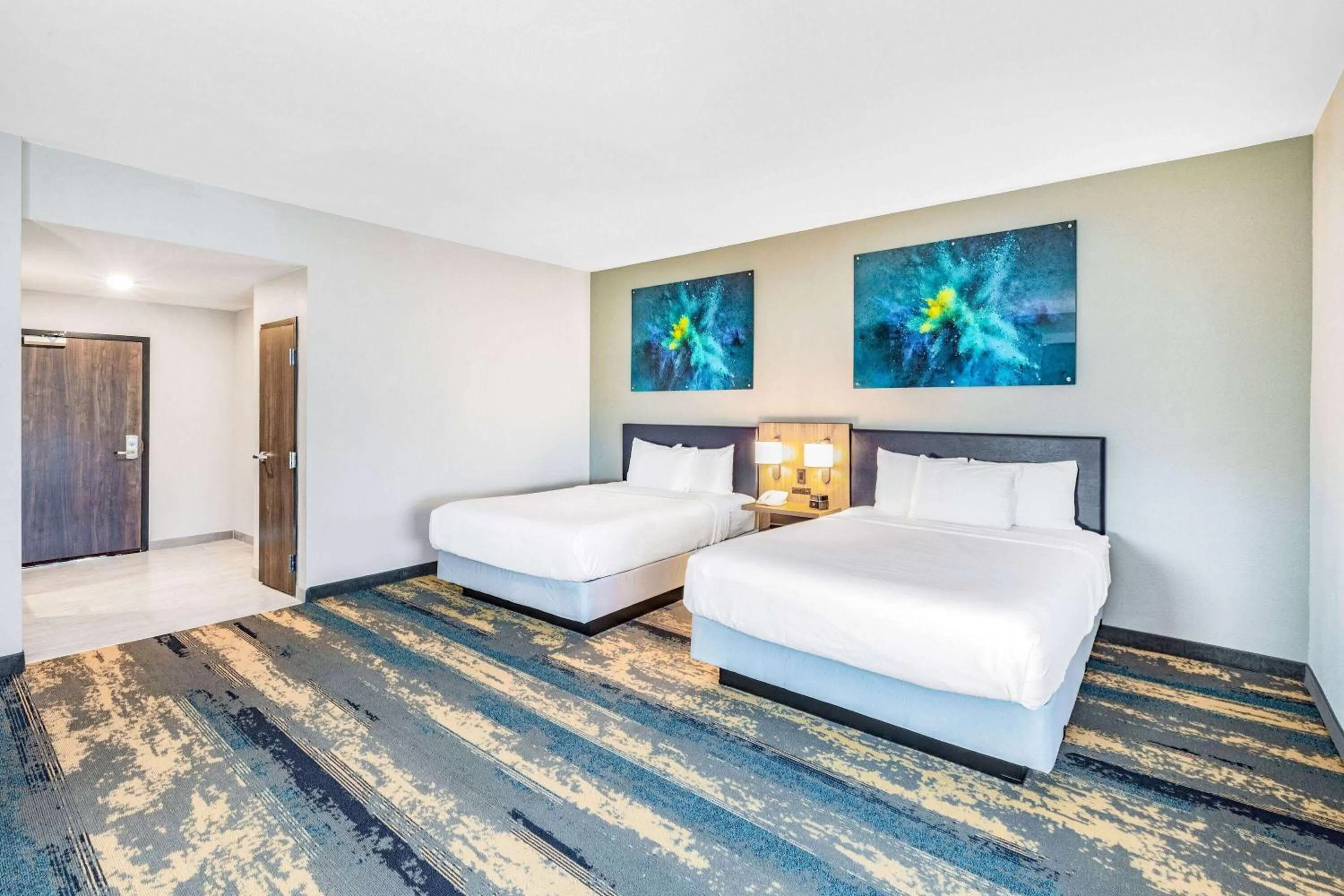 Bed in La Quinta Inn & Suites by Wyndham Galveston North at I-45