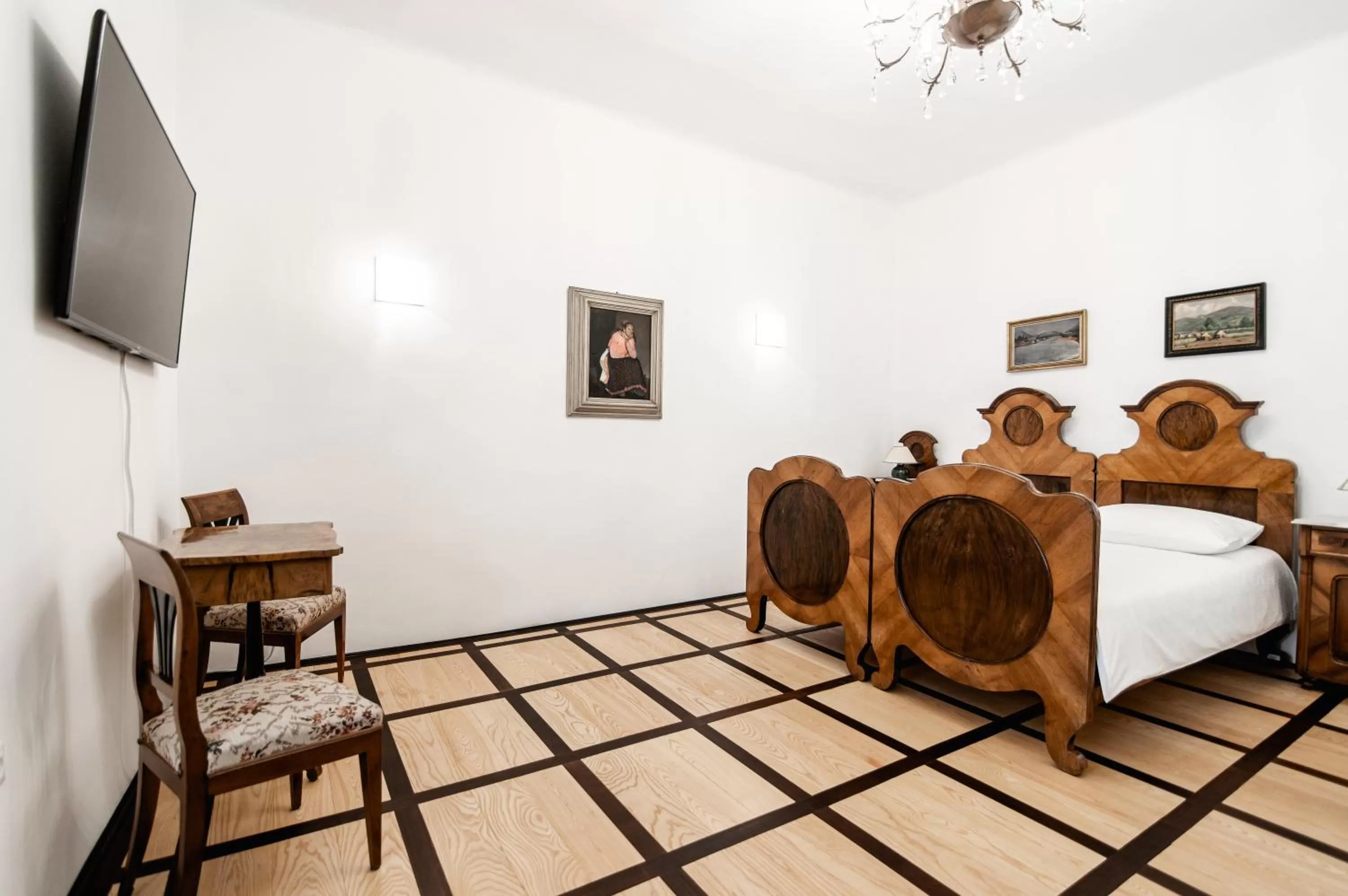 Bed, Dining Area in Grad Strmol