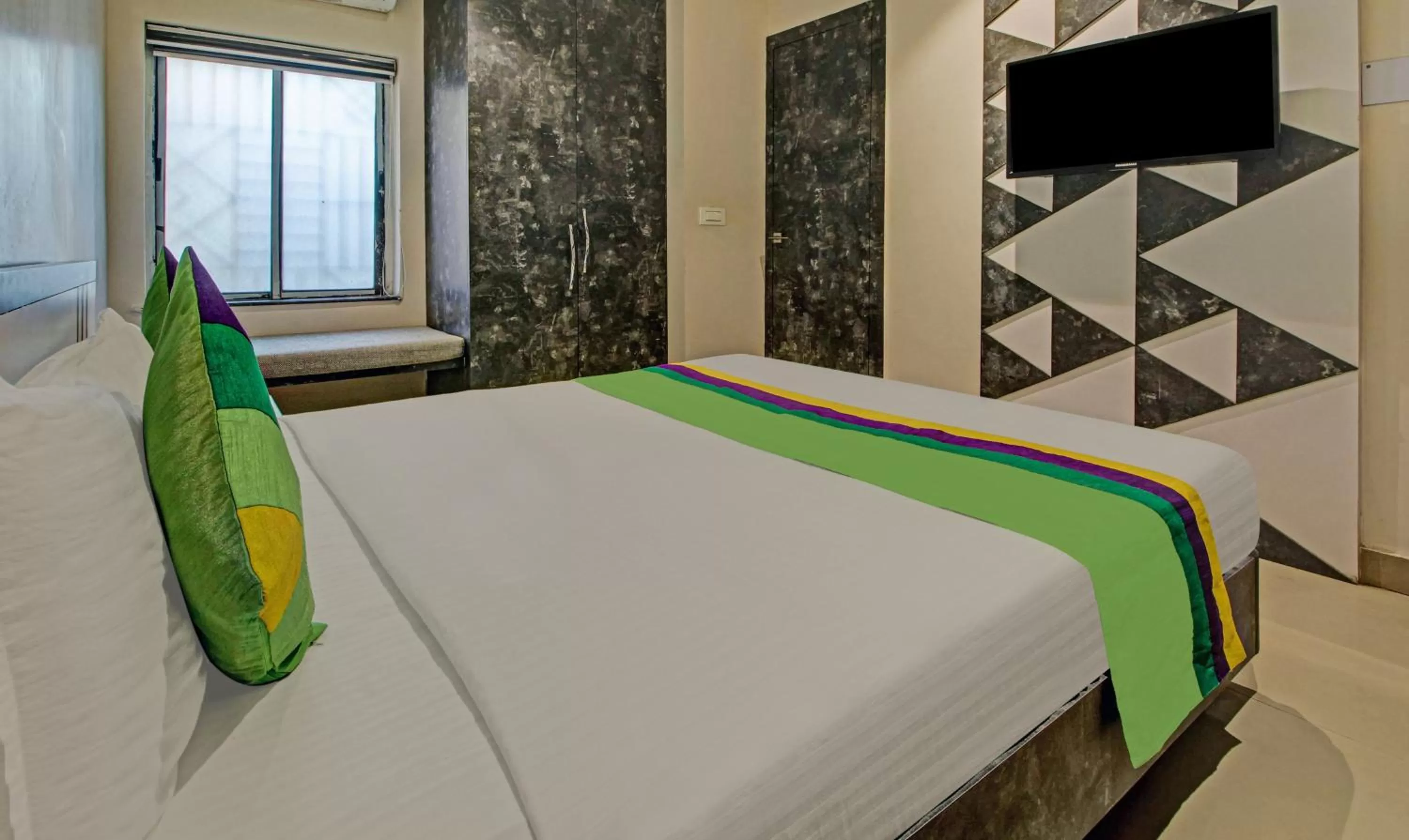 Bed in Treebo Trend Glassotel Ruby