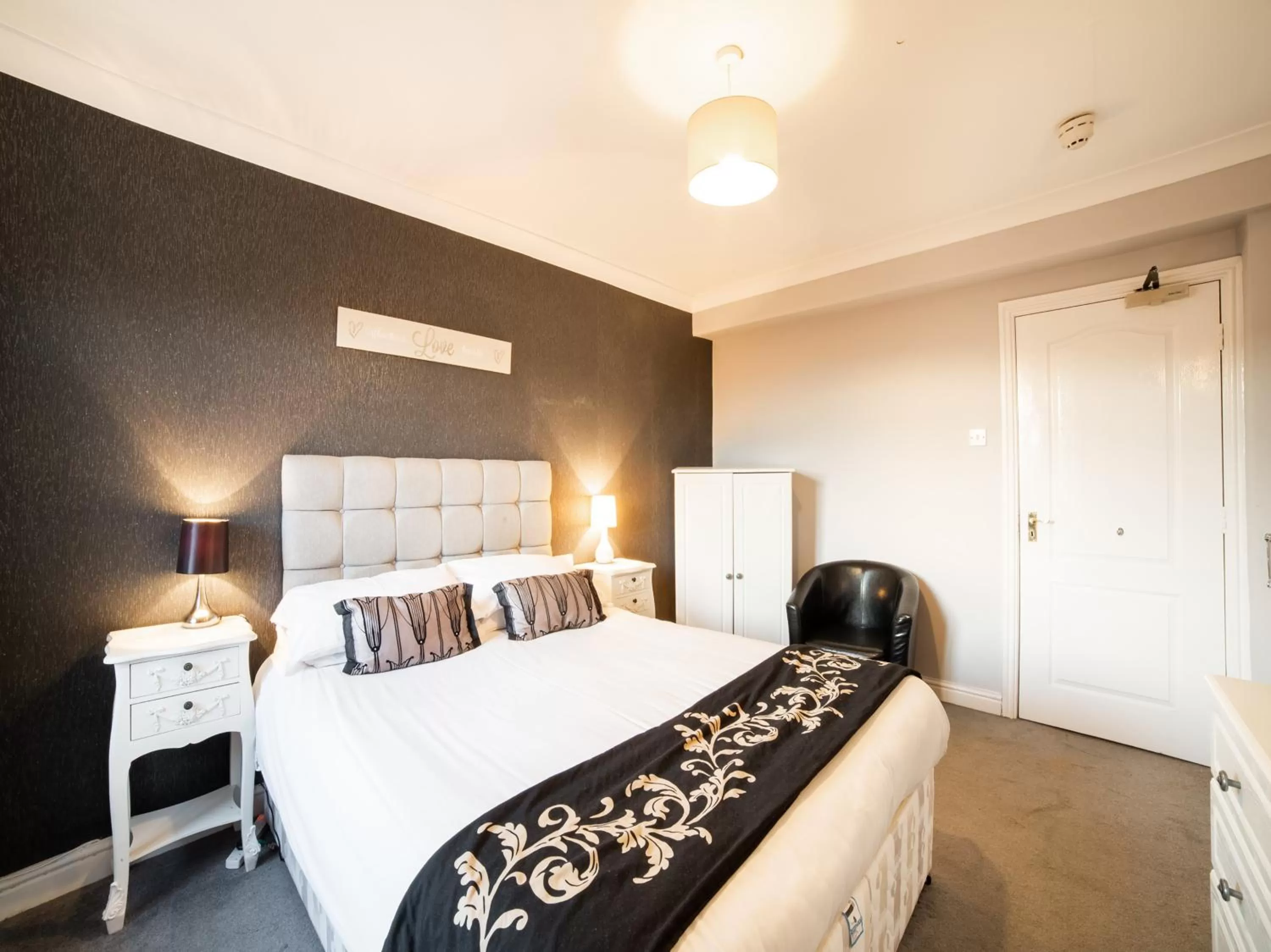 Photo of the whole room in The Traxx Hotel