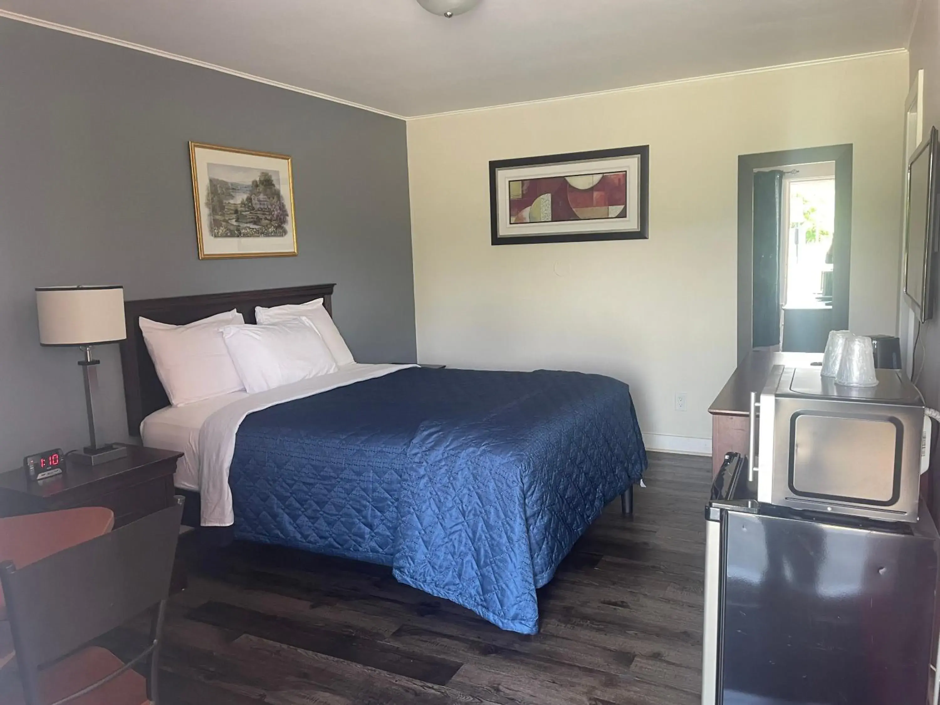 Deluxe Queen Room in Nites Inn Motel Deluxe Queen Room in Nites Inn Motel