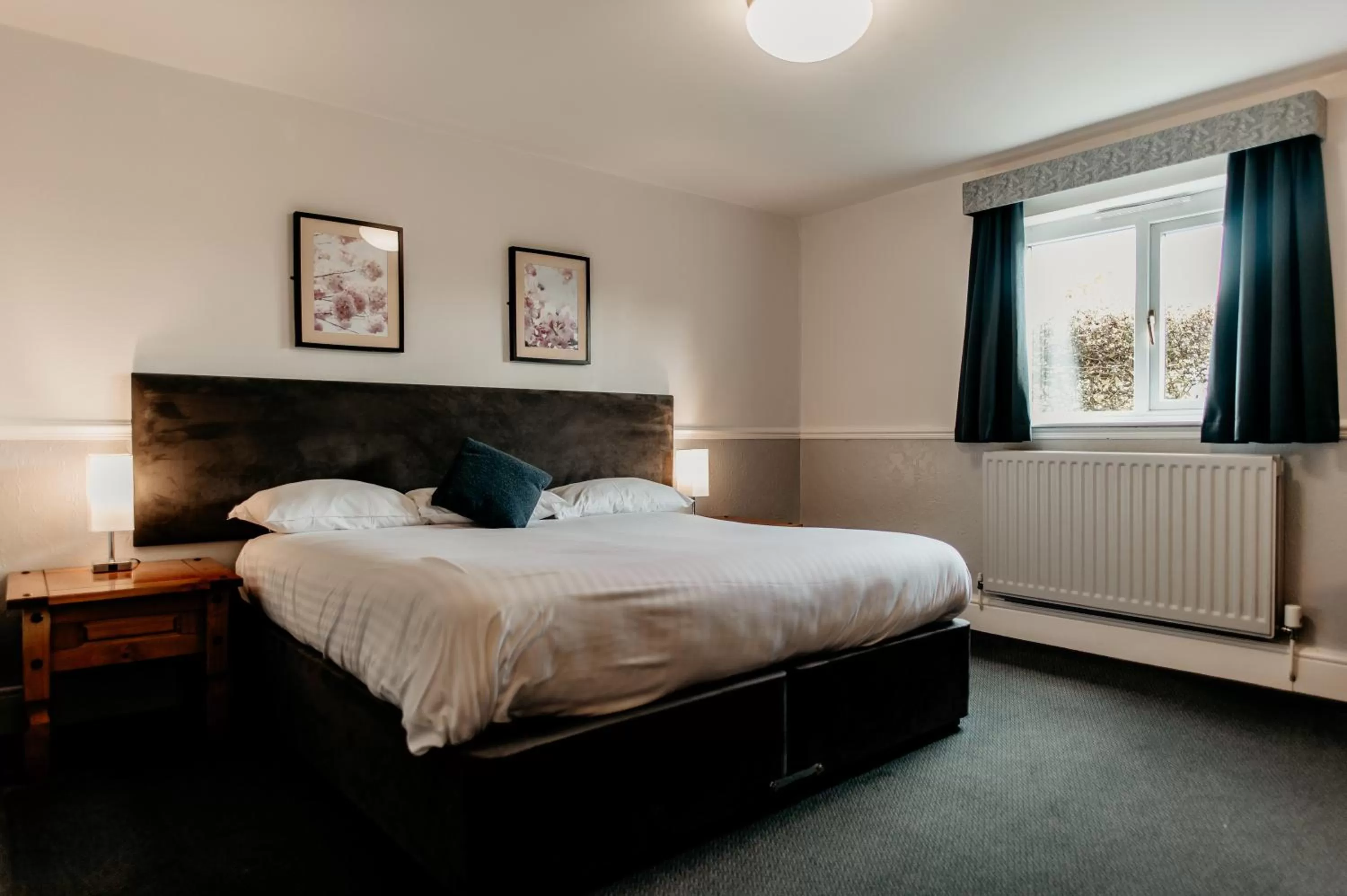 Bed in Oak Farm Hotel