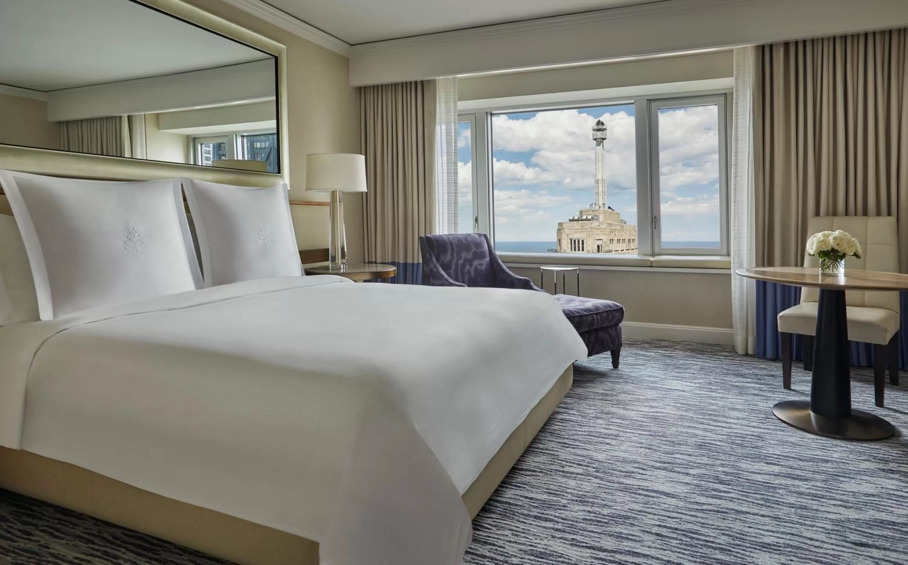 Lake view, Bed in Four Seasons Chicago
