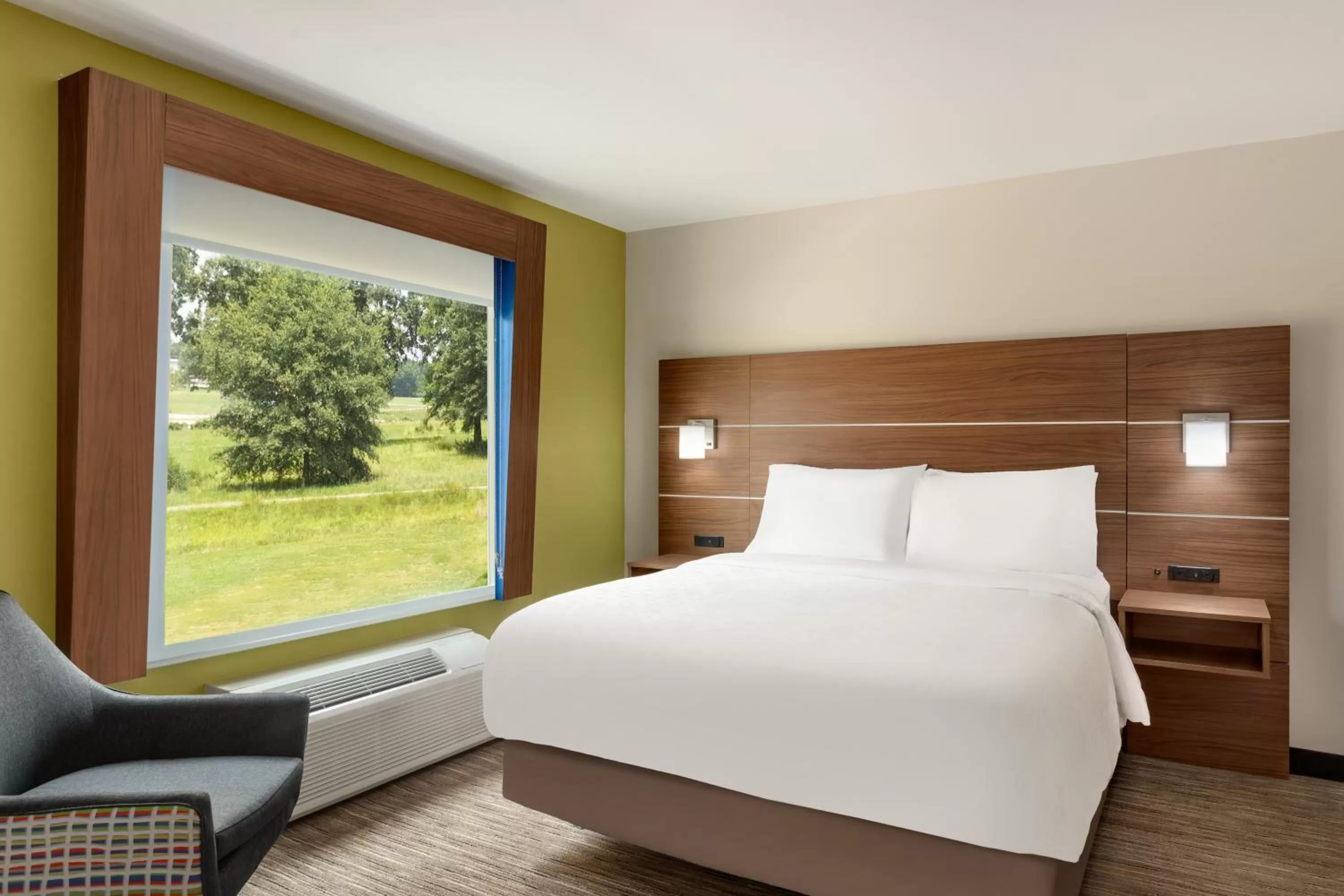 Bed in Holiday Inn Express & Suites Searcy by IHG