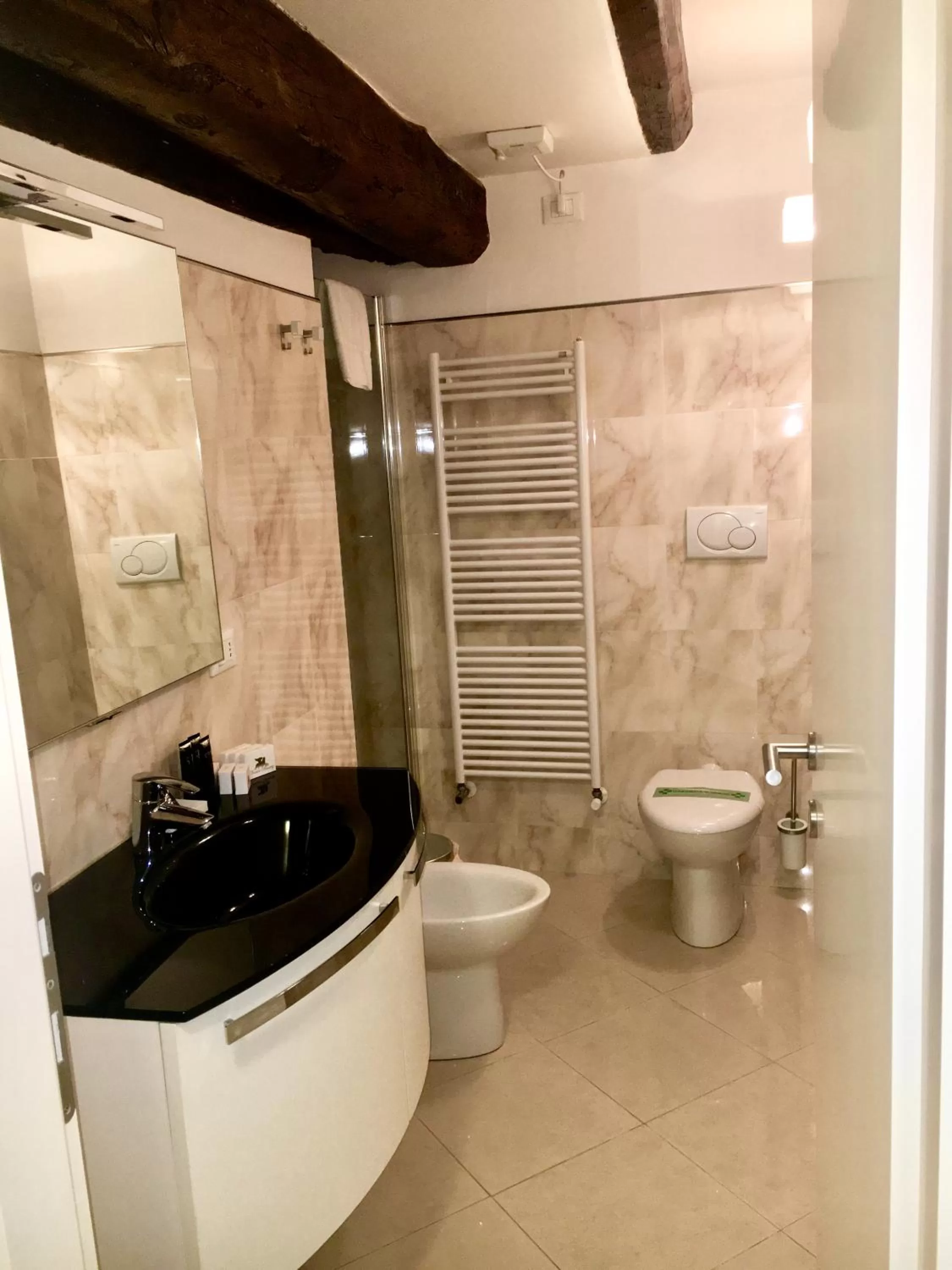 Shower in B&B Fortuny