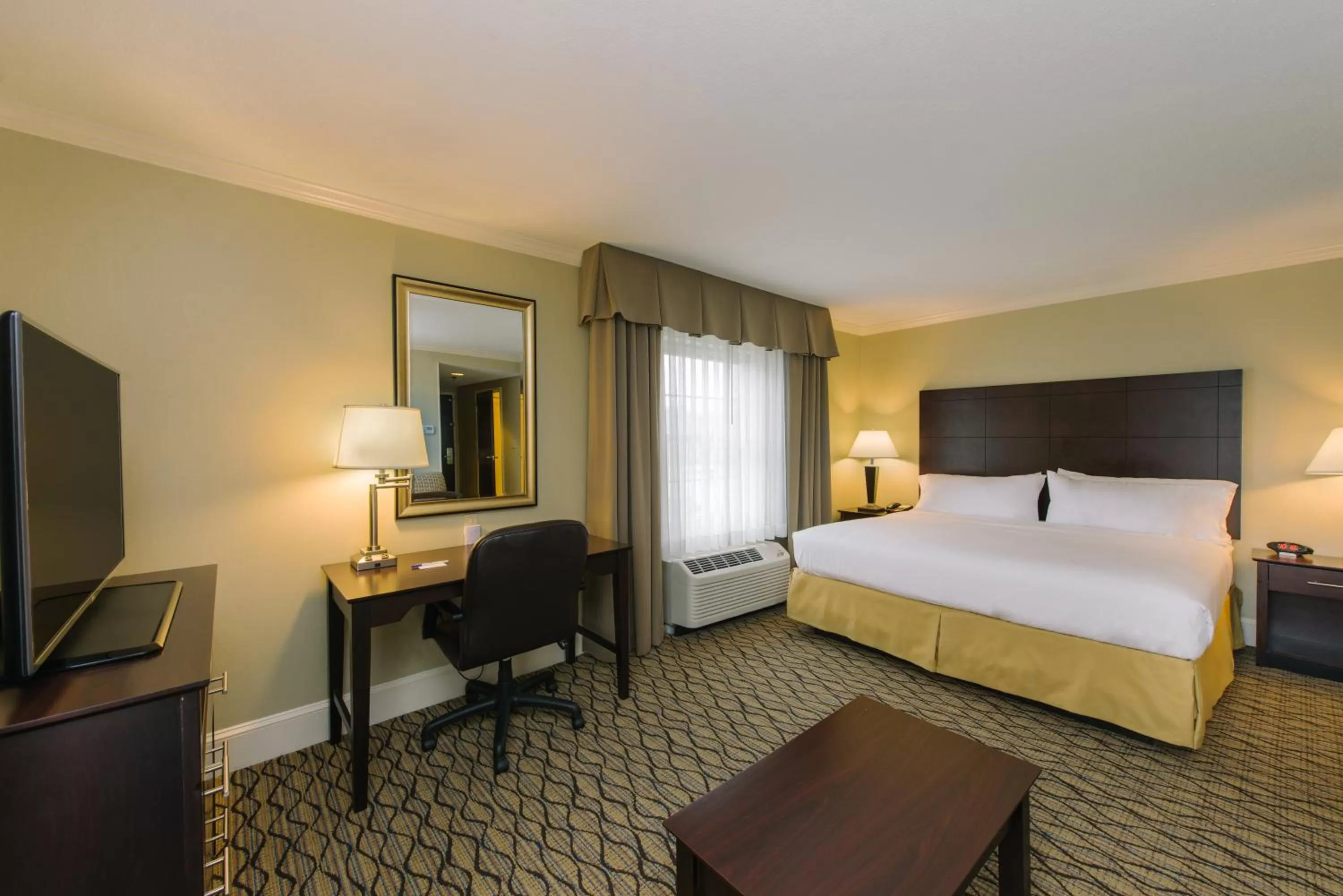 Photo of the whole room, Bed in Holiday Inn Express and Suites Merrimack by IHG
