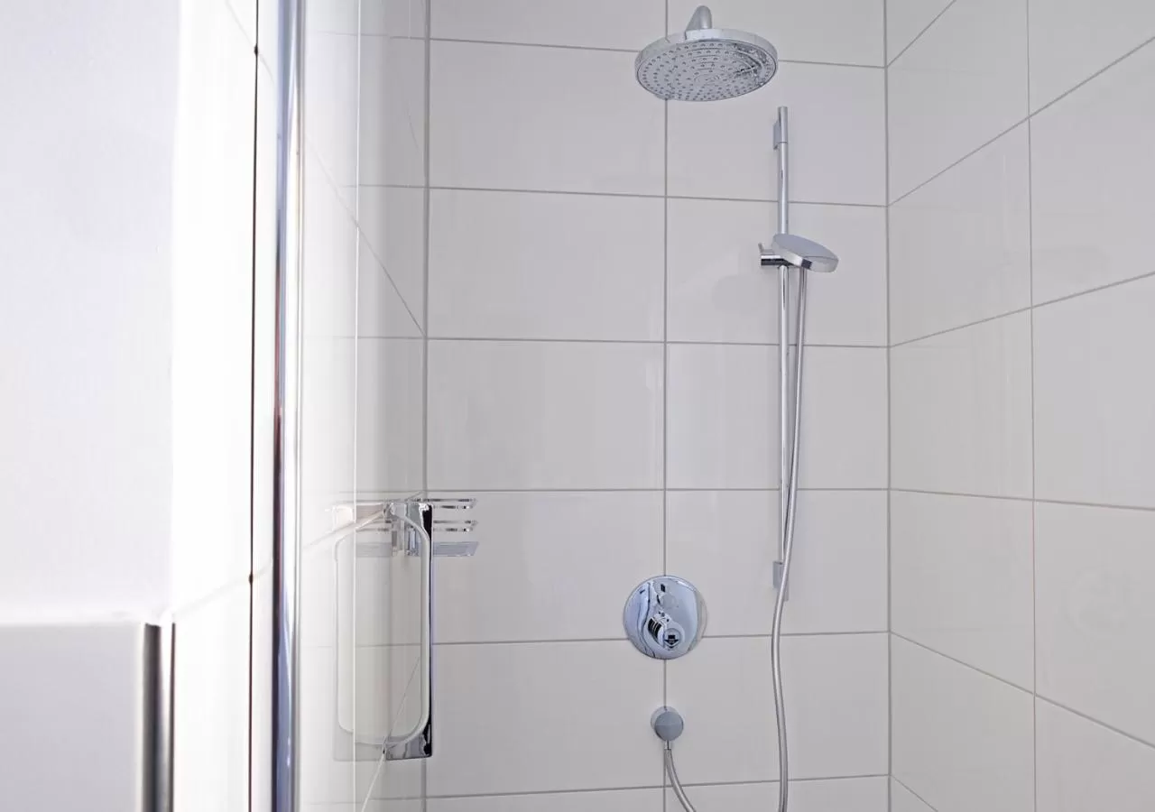 Shower in Hotel Bayerischer Hof