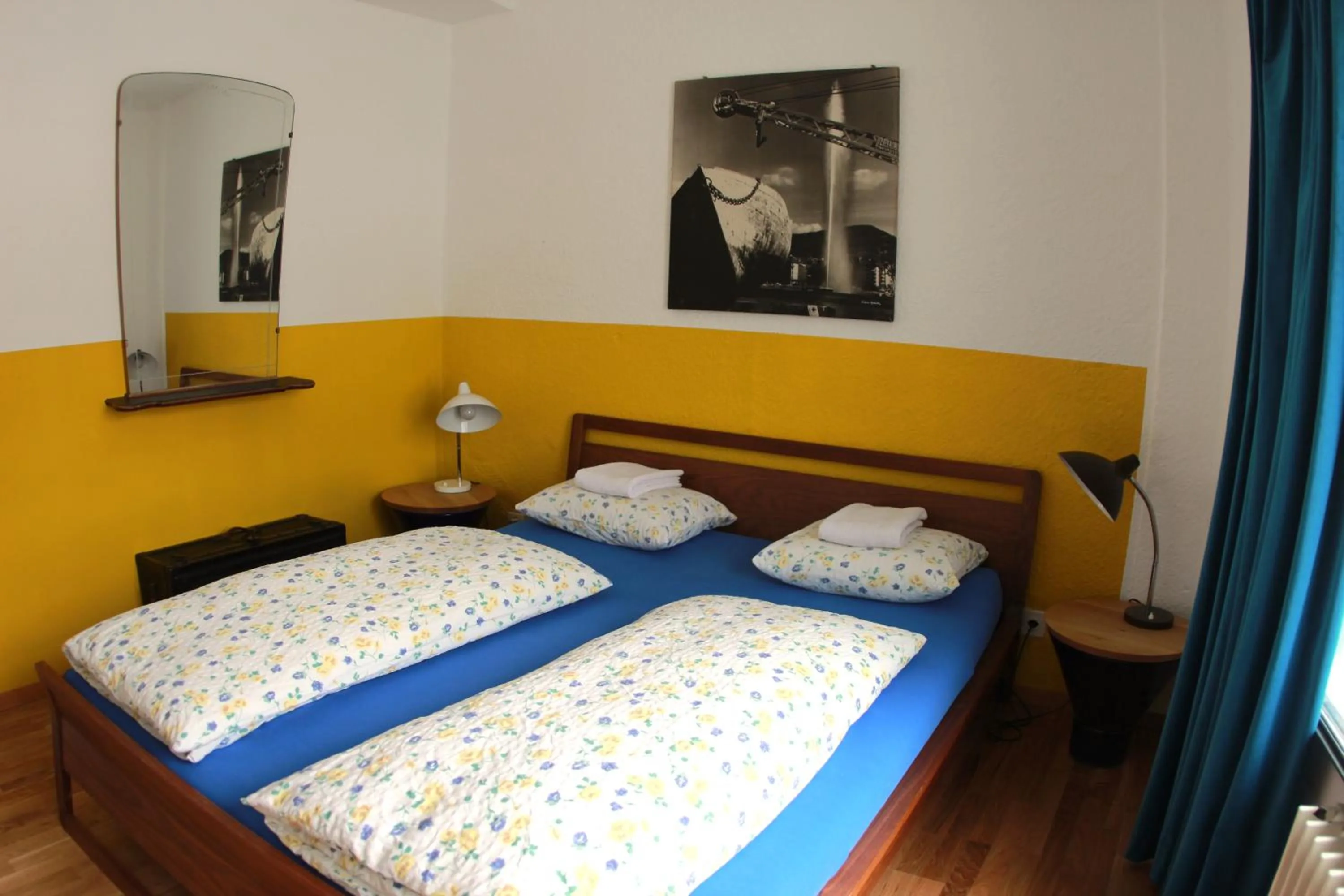 Photo of the whole room, Bed in Basel Backpack