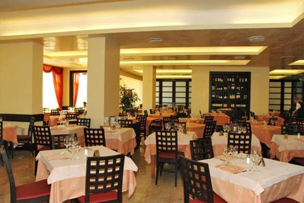 Restaurant/places to eat in Hotel Columbus