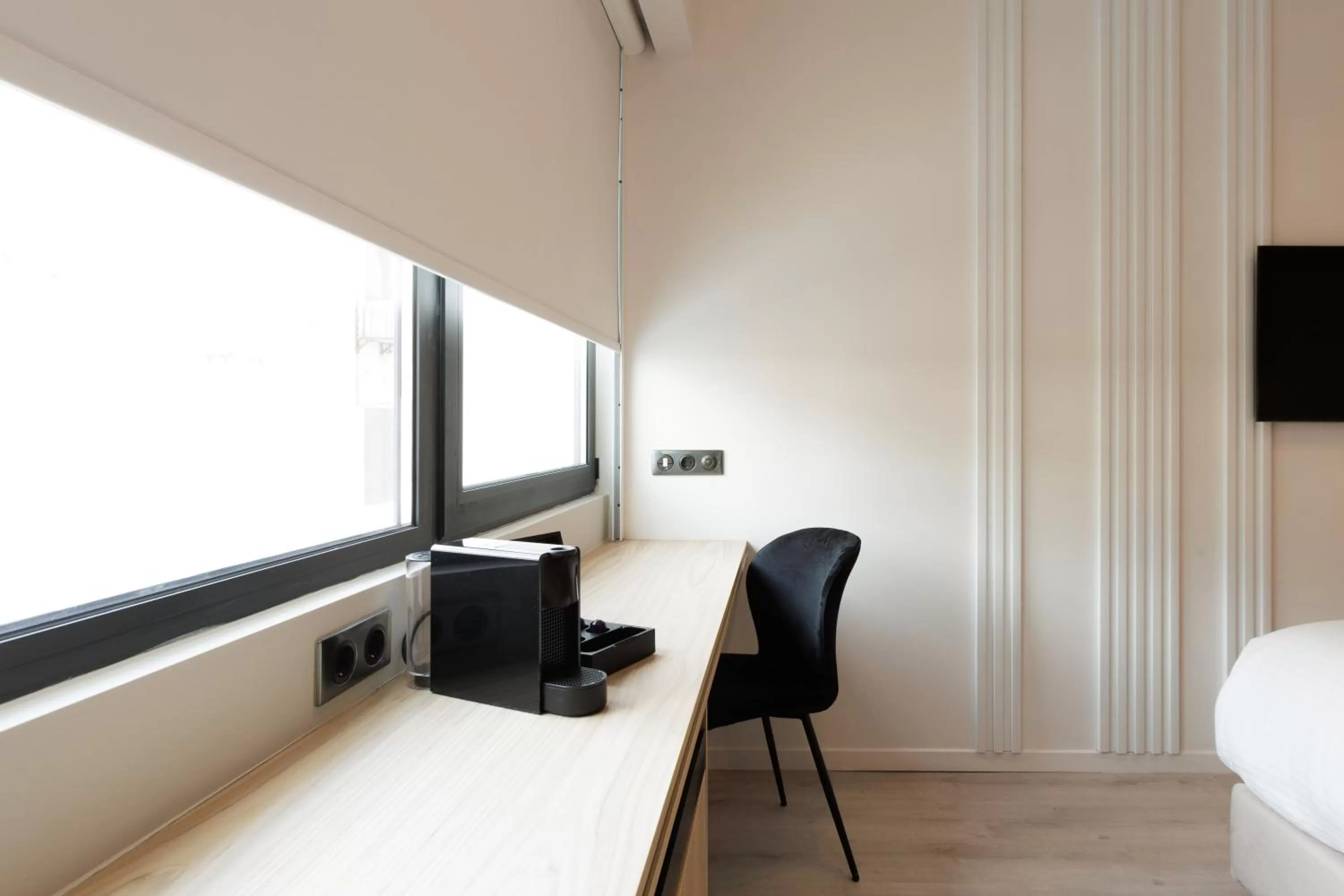 Coffee/tea facilities, TV/Entertainment Center in LUX&EASY Signature Syngrou 234