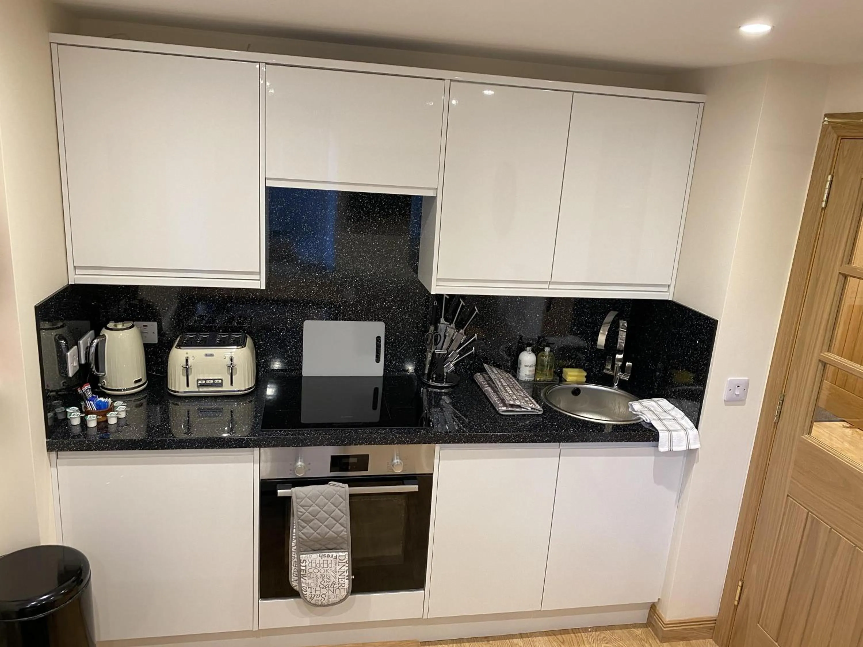 Kitchen or kitchenette in Waverley Inn Holiday Apartments
