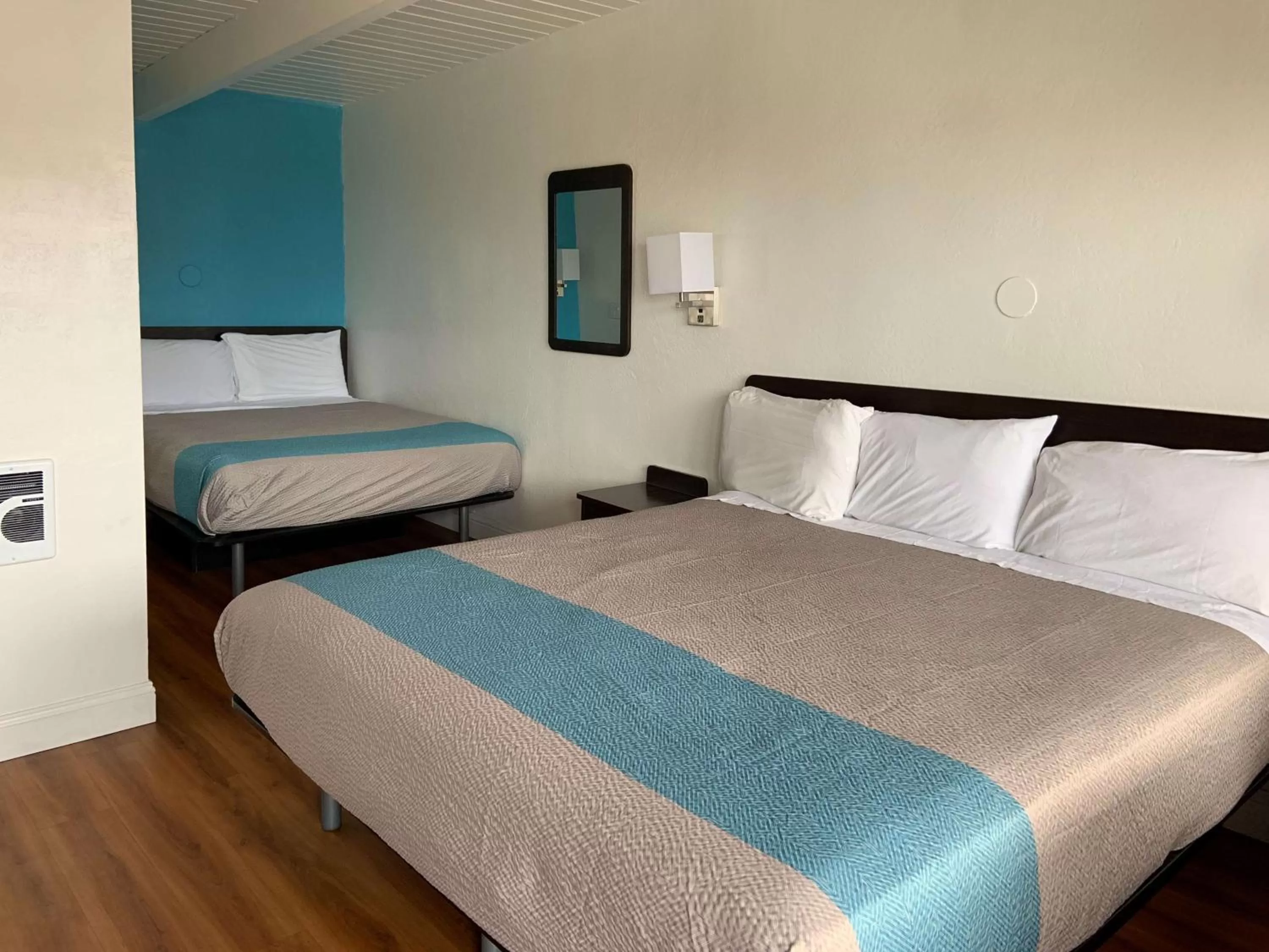 Bedroom, Bed in Motel 6 Pismo Beach CA Pacific Ocean