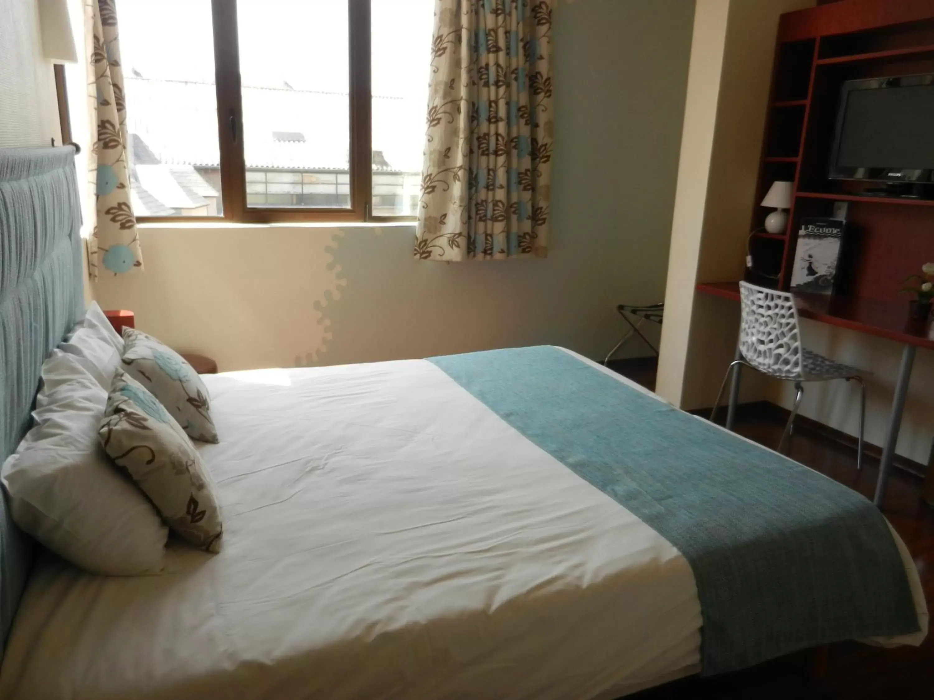 Comfort Double Room in L'HÔTEL de CHARTRES Comfort Double Room in L'HÔTEL de CHARTRES