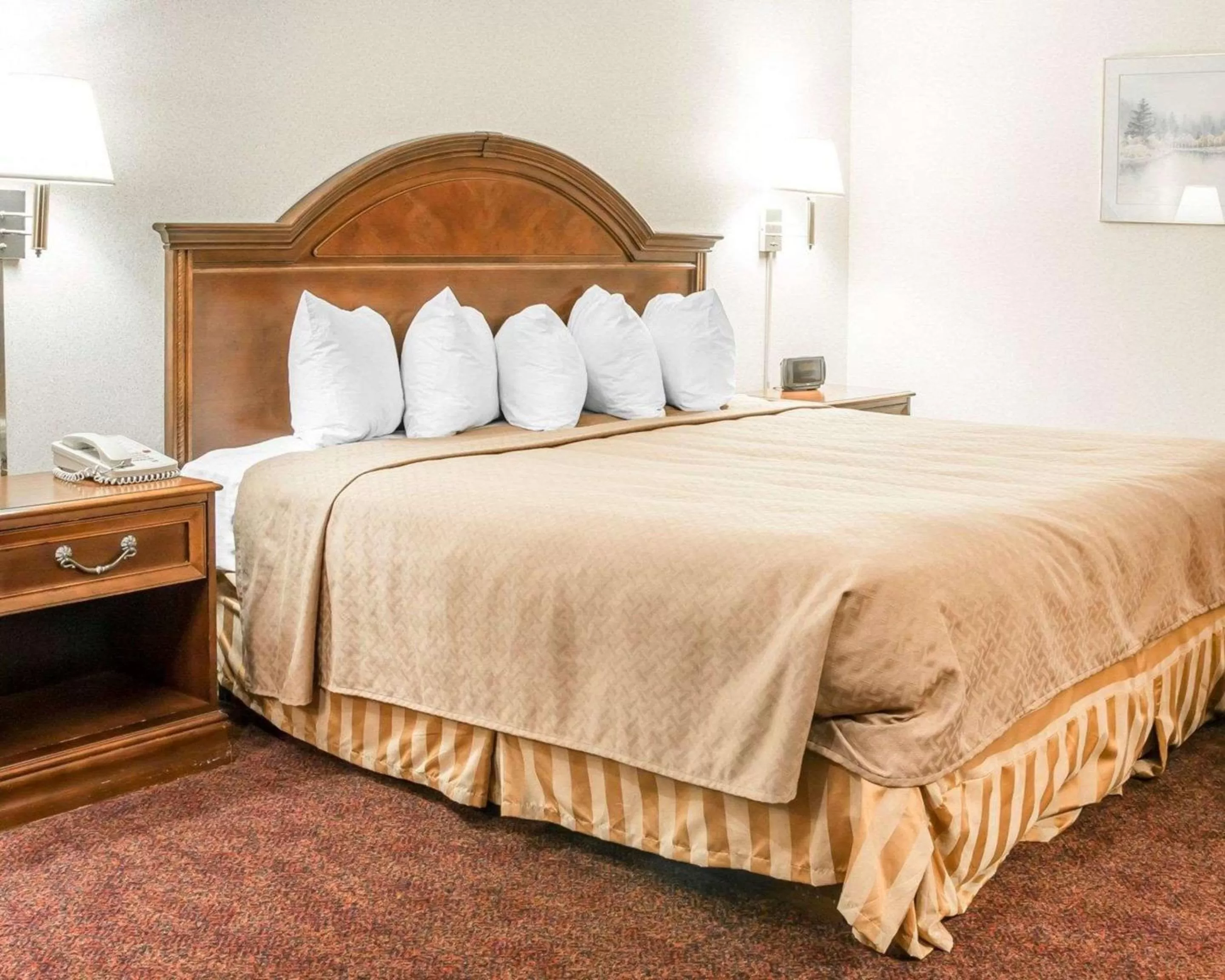 Photo of the whole room, Bed in Quality Inn & Suites Mackinaw City Beachfront