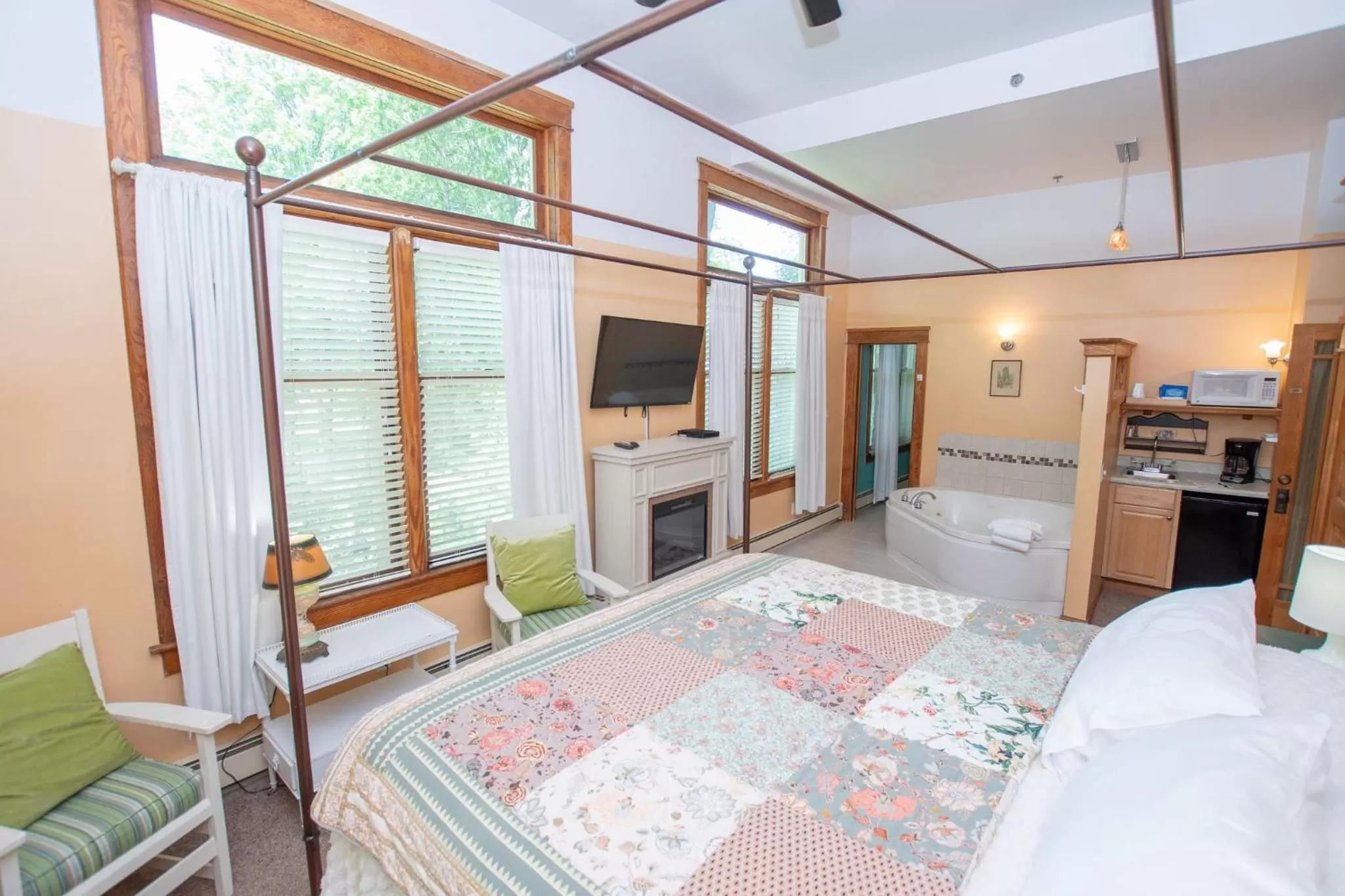 Bed in Terrace Inn and 1911 Restaurant