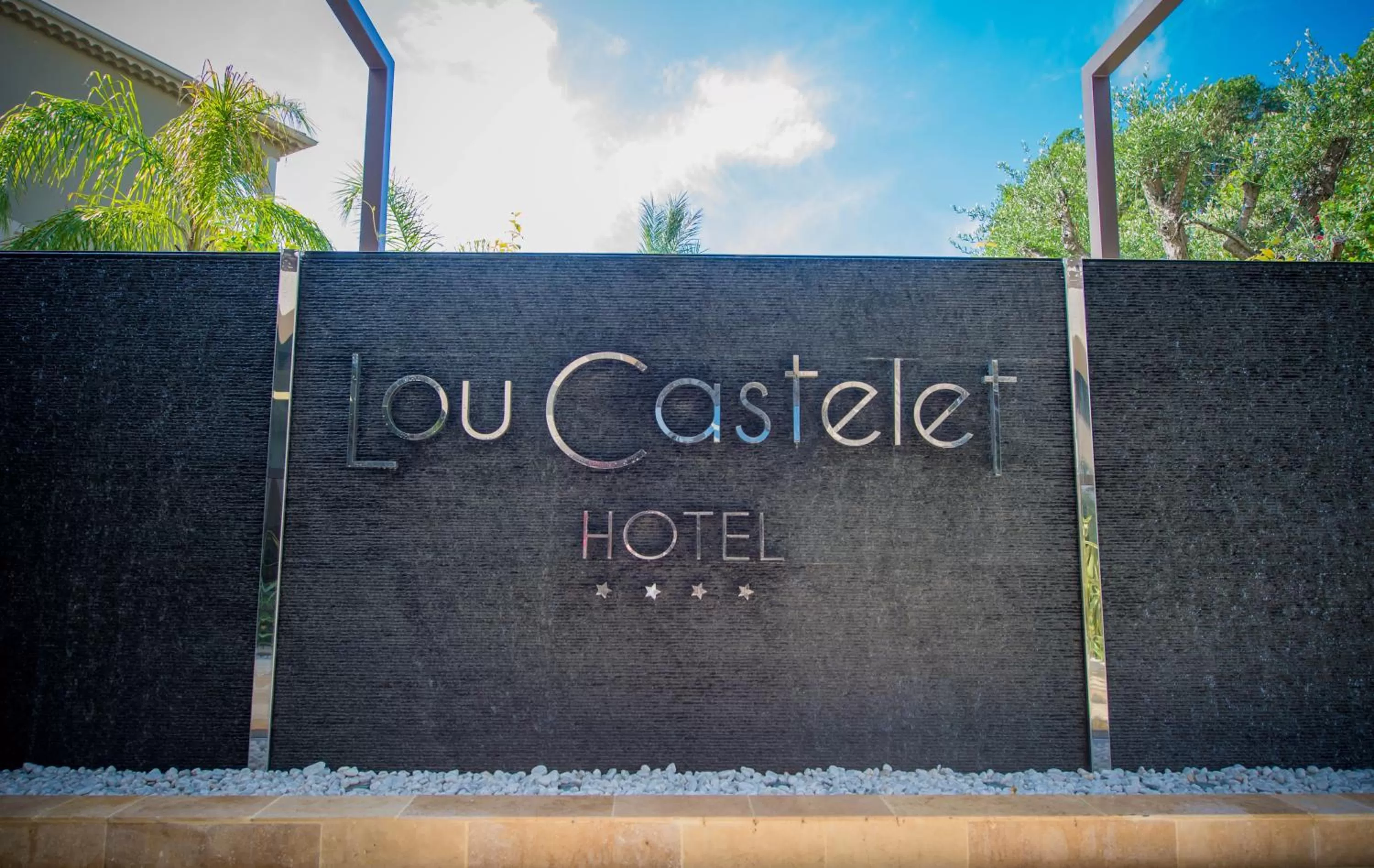 Logo/Certificate/Sign in Hotel Lou Castelet