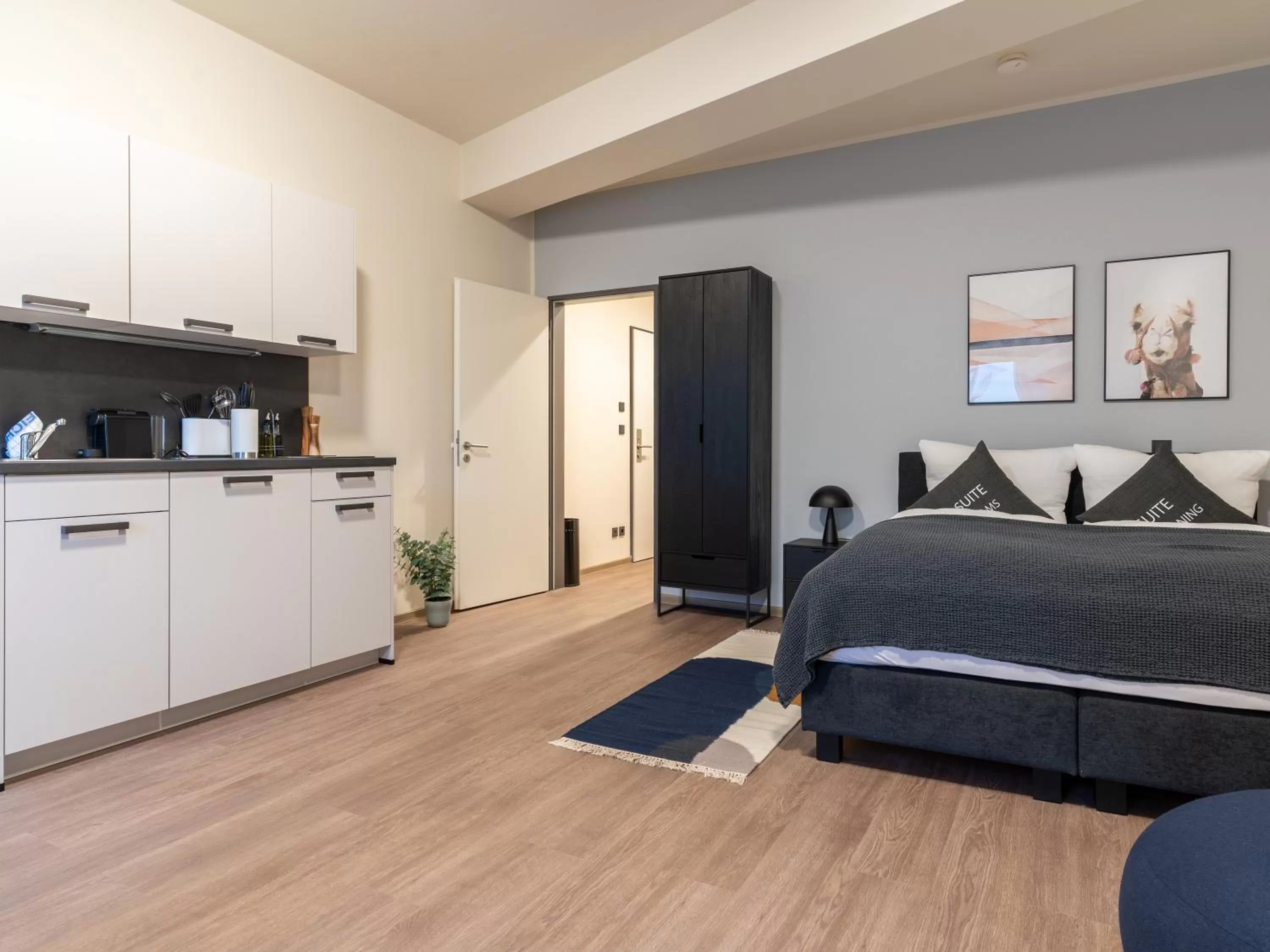 Kitchen or kitchenette, Bed in Limehome Leipzig Oelßner's Hof