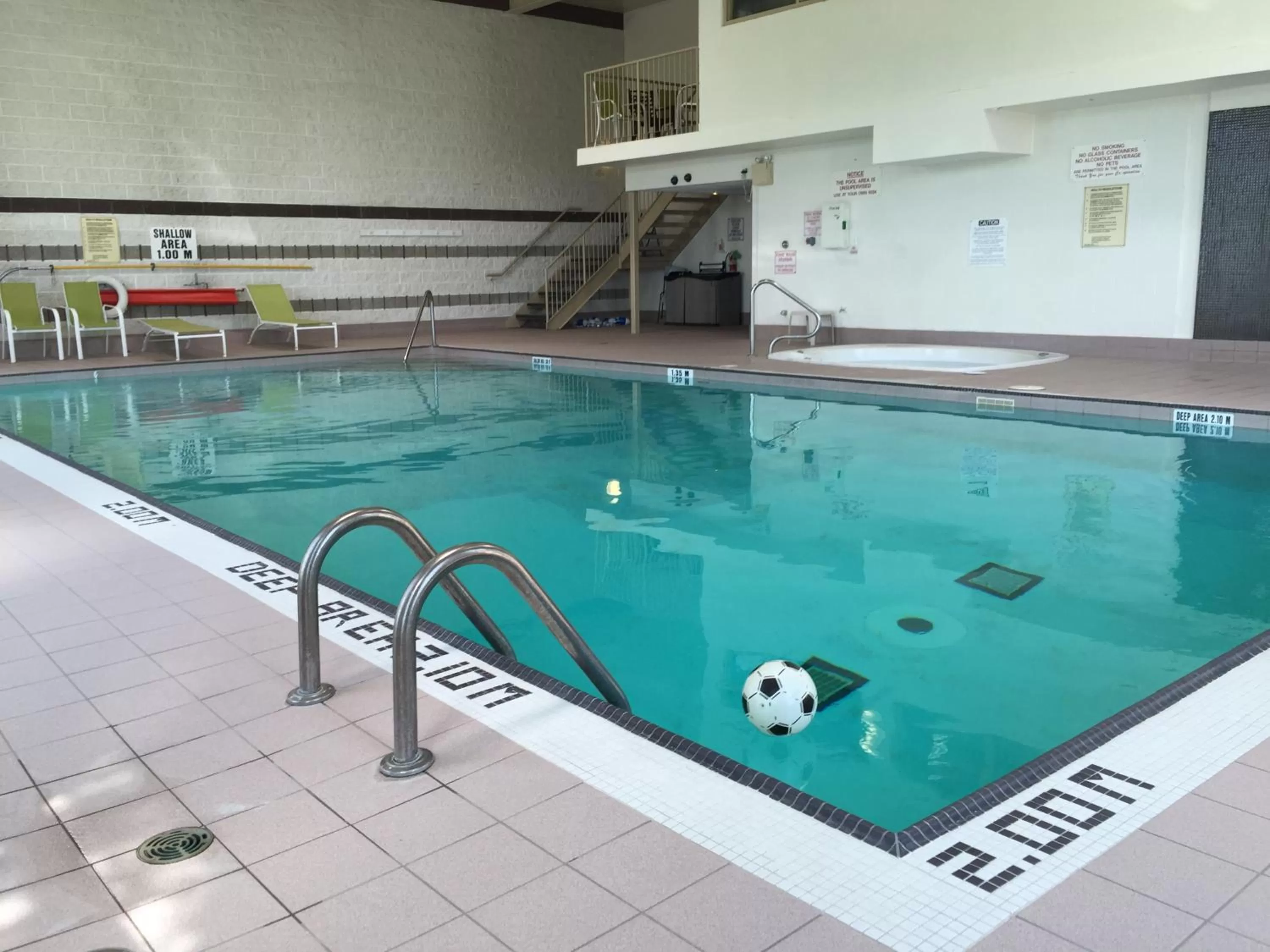 Swimming pool in Park Inn by Radisson Toronto-Markham
