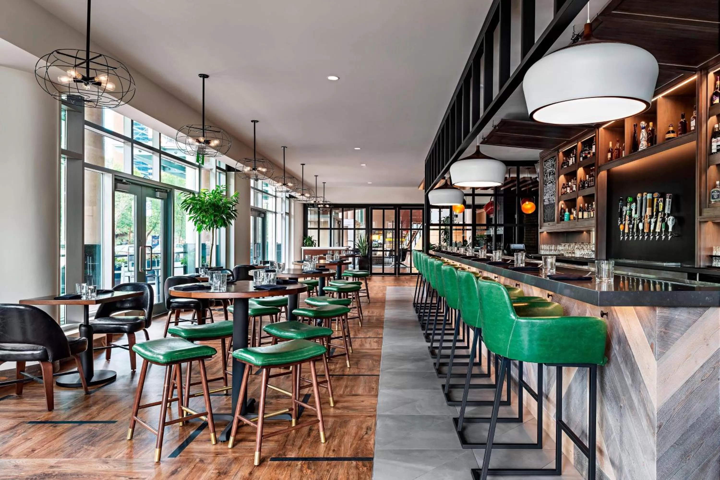 Lounge or bar in Sheraton Suites Calgary Eau Claire